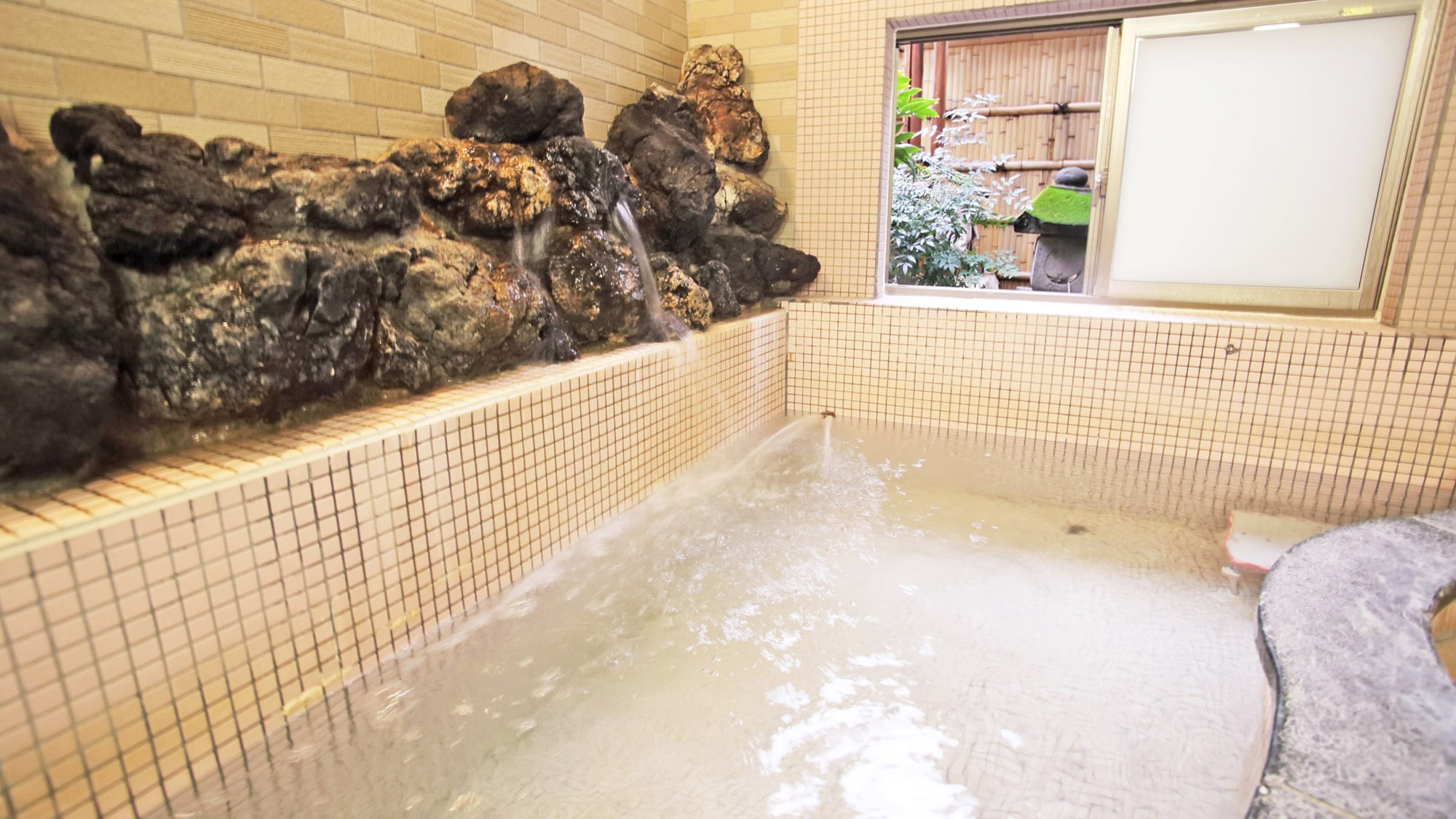 *Women's Bath: Soothe your travel fatigue with the hot water flowing from the rocks.