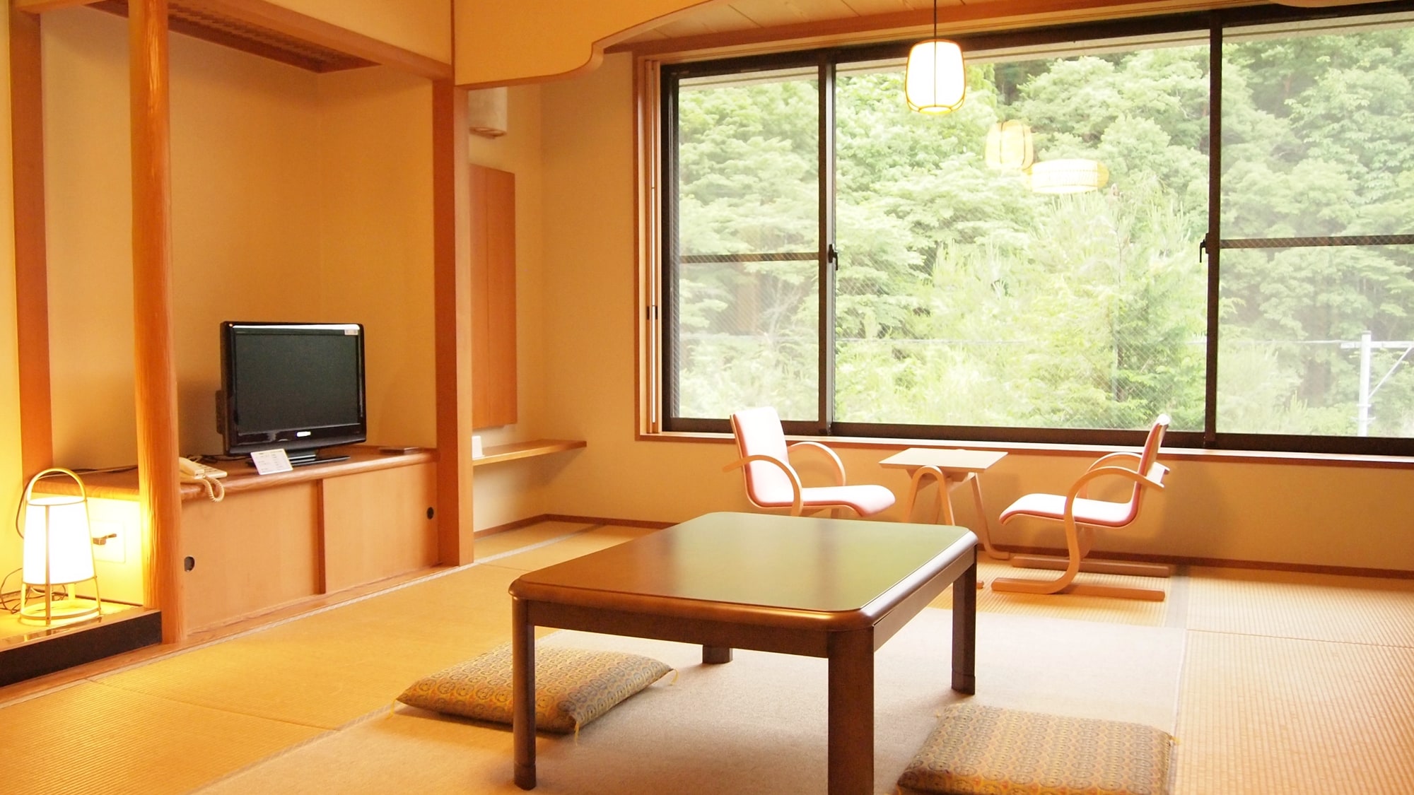 *[An example of a 12-tatami Japanese-style room in the new building with an indoor hot spring bath] A purely Japanese-style room built in 2000
