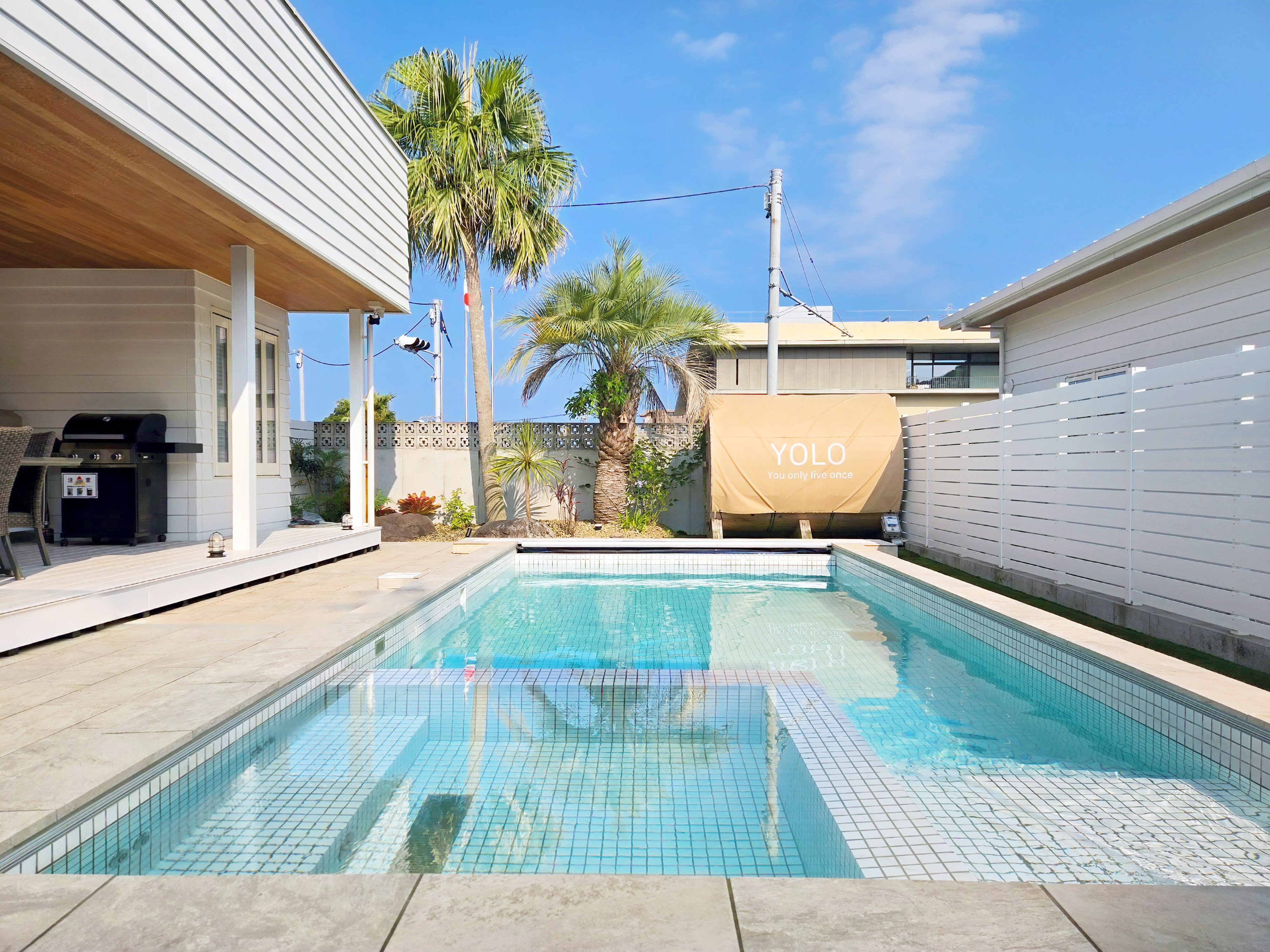 A completely private pool reflecting the sky of Qingdao.
