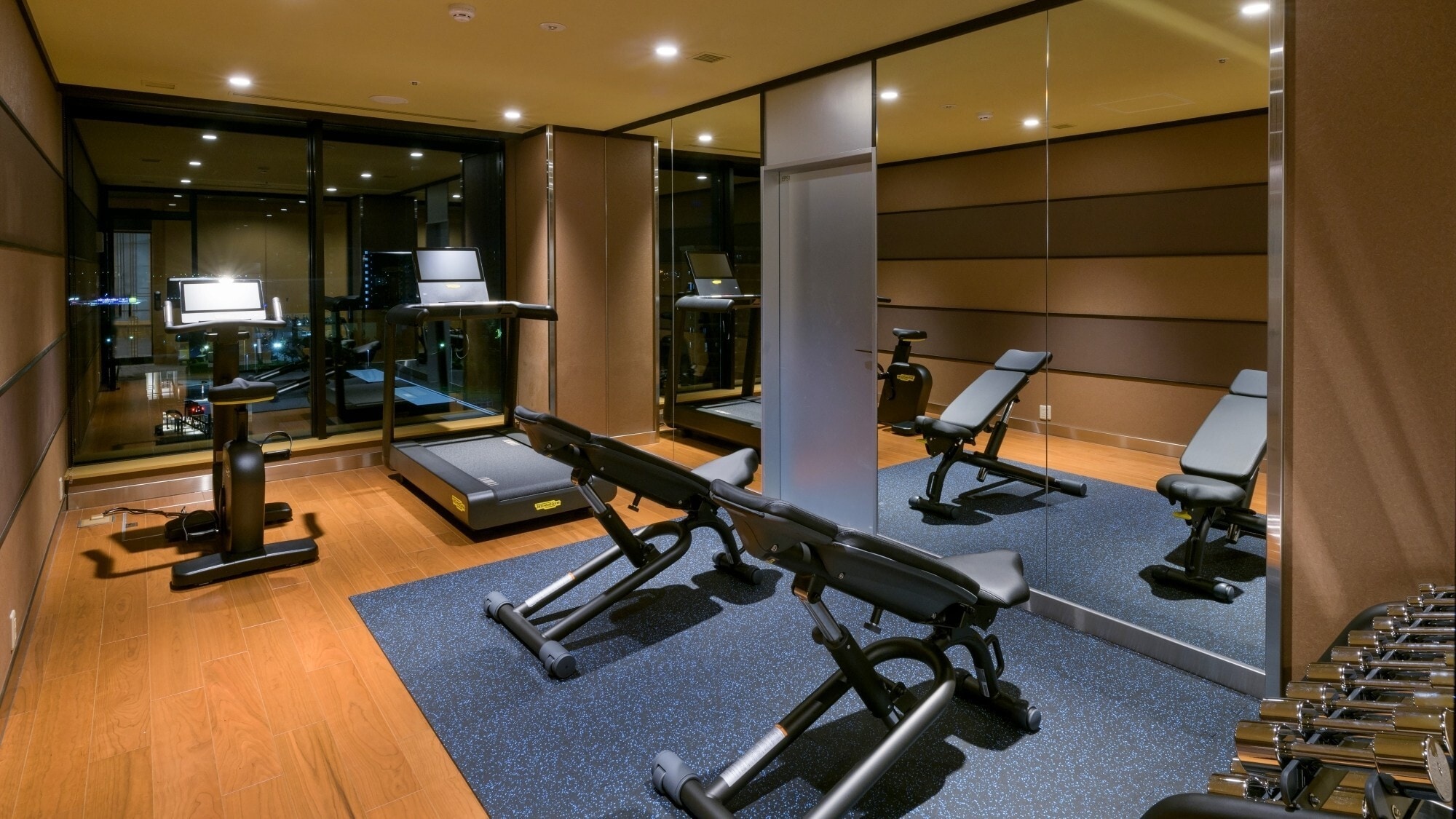 [Fitness gym] We have a variety of running machines, fitness bikes, cardio machines, etc.
