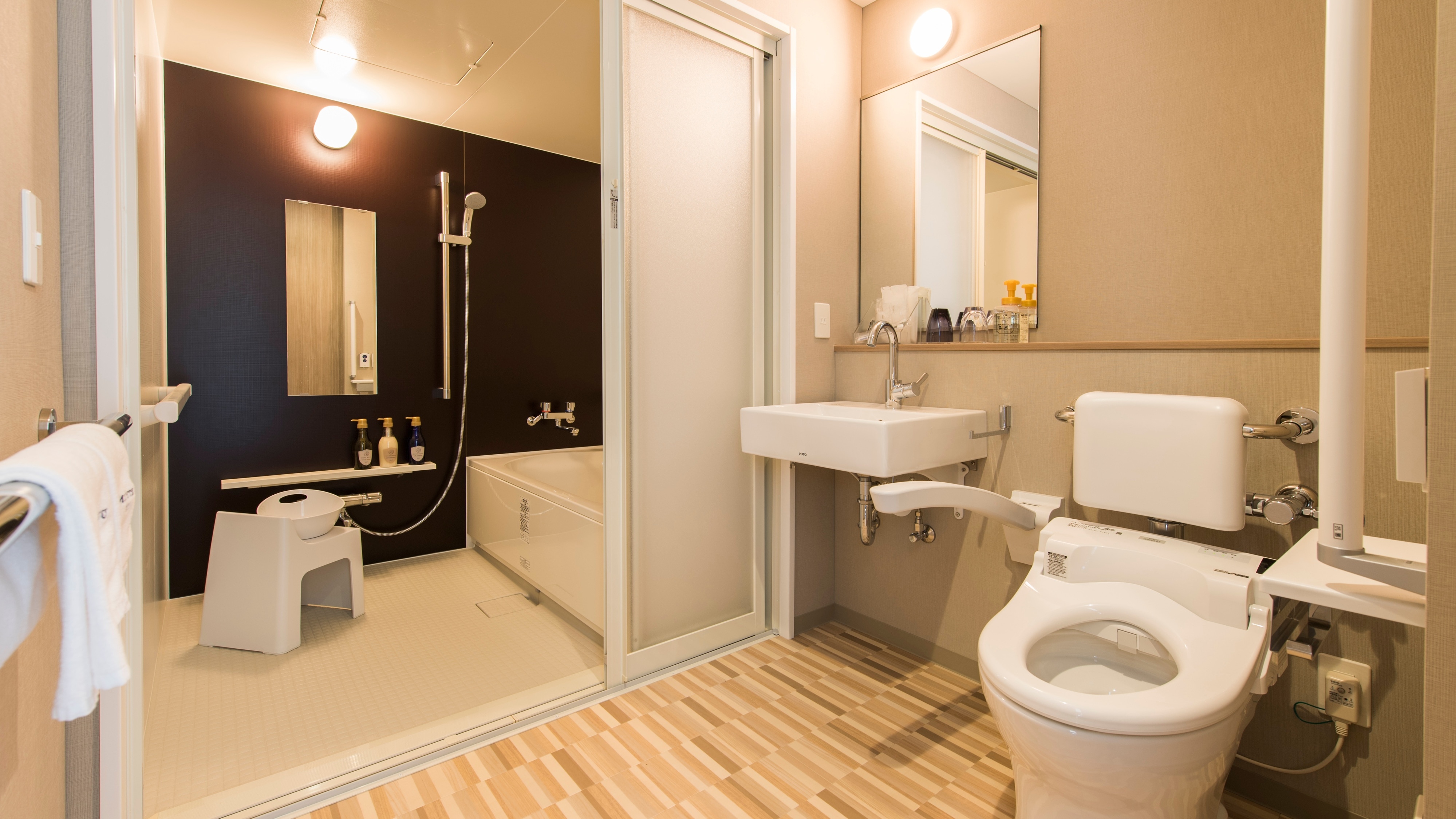 Kamar mandi twin universal, toilet, wastafel