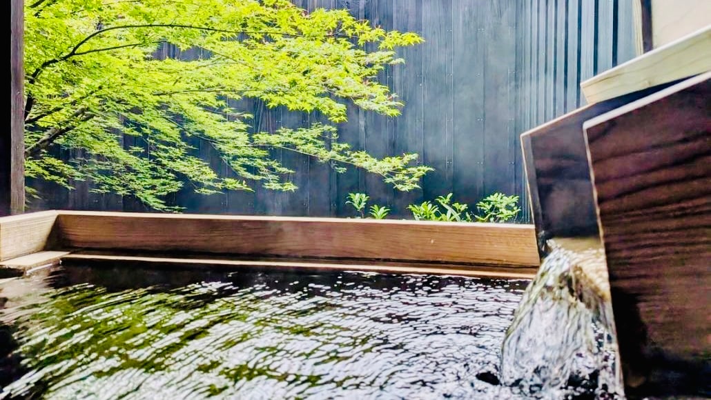 [Kinmokusei] <With a semi-open-air cypress bath with natural hot spring water> A special room in a detached building surrounded by greenery (non-smoking)