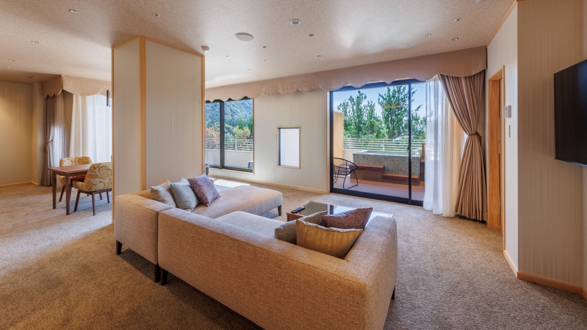 [ชั้นเซริว | ห้องสวีทซุยเรอิพร้อมอ่างอาบน้ำกลางแจ้ง] ห้องนั่งเล่นกว้างขวาง