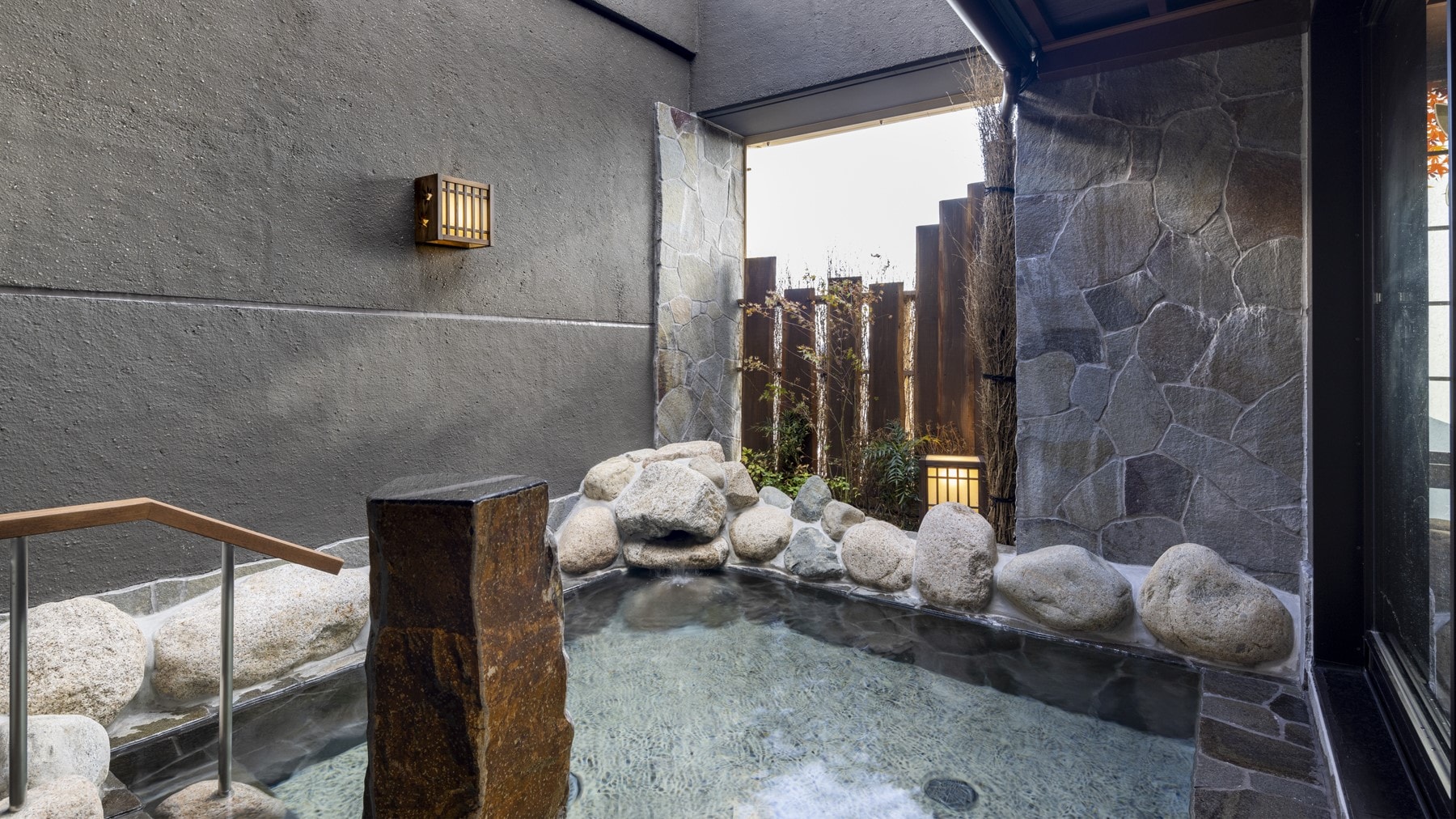 [Natural hot spring large communal bath / boys] Open-air bath (hot water temperature: approx. 41 ° C-43 ° C)
