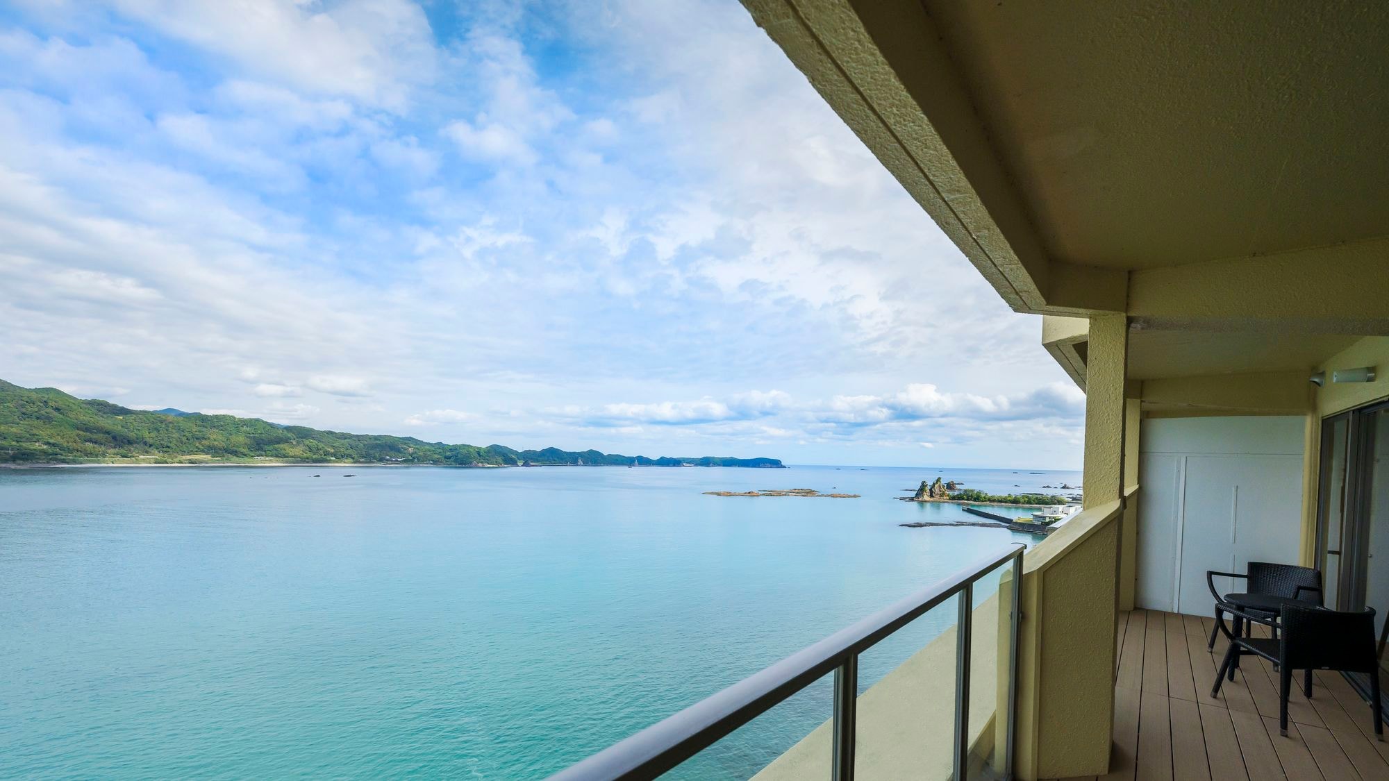 Corner suite with open-air observation bath (ocean view)