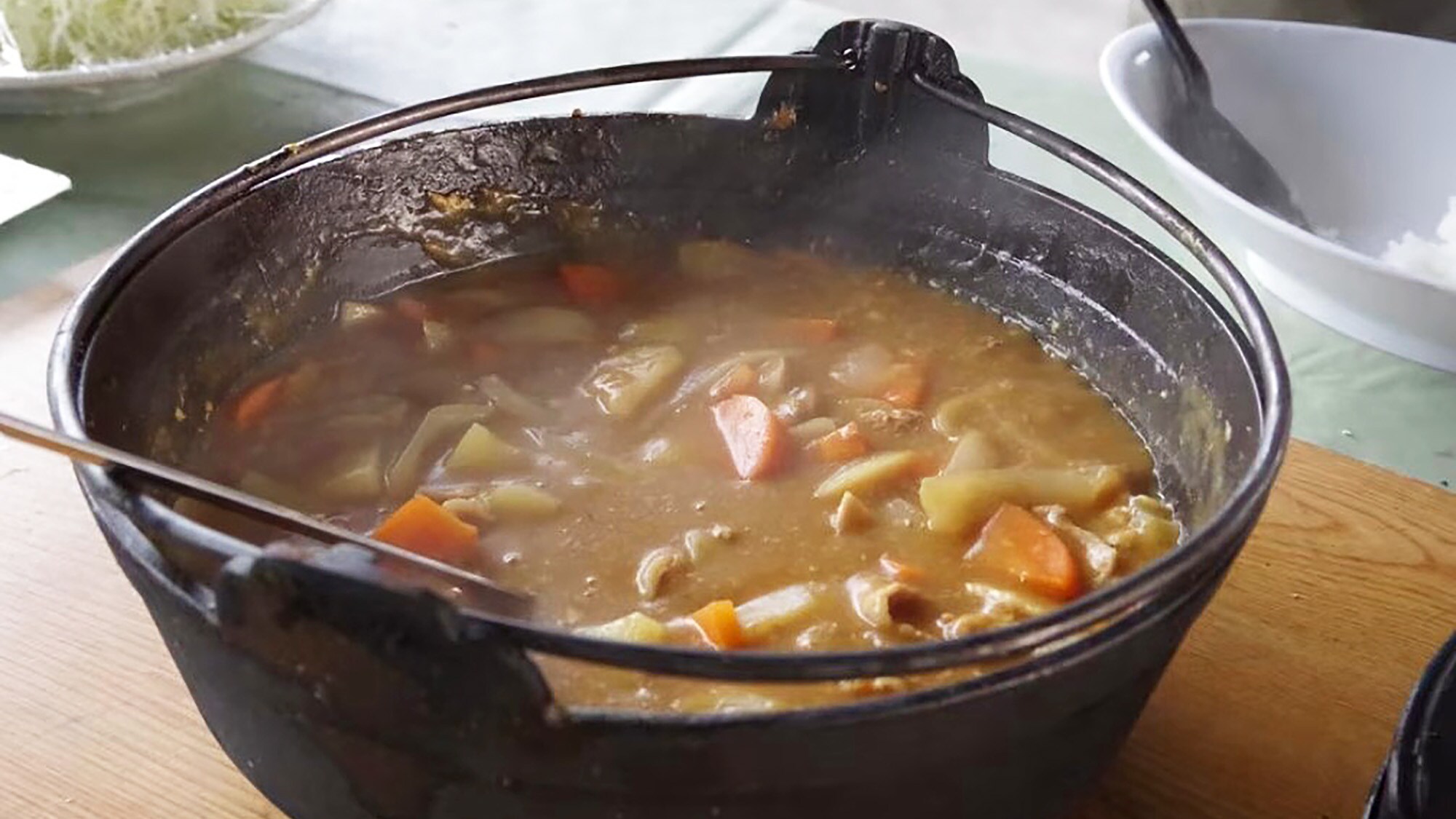 You can experience making curry over a bonfire.