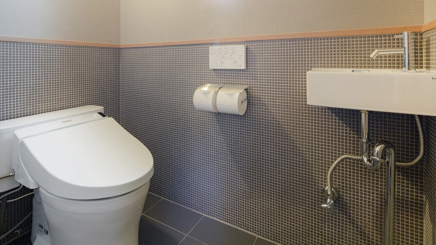 Family Suite: Bathroom
