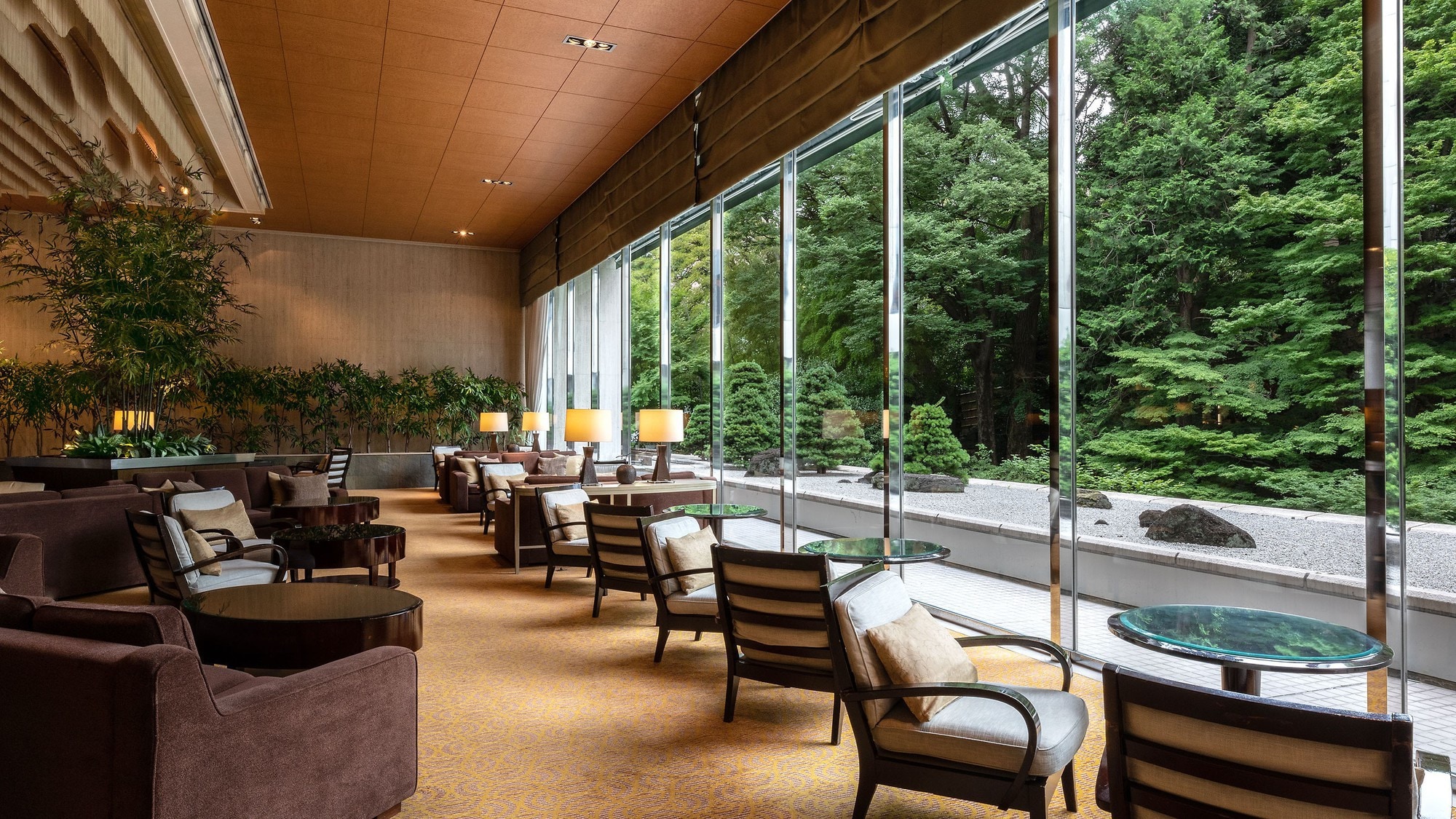 Please spend a relaxing time while looking at the Japanese garden at the "Lobby Lounge Bamboo" on the 1st floor.