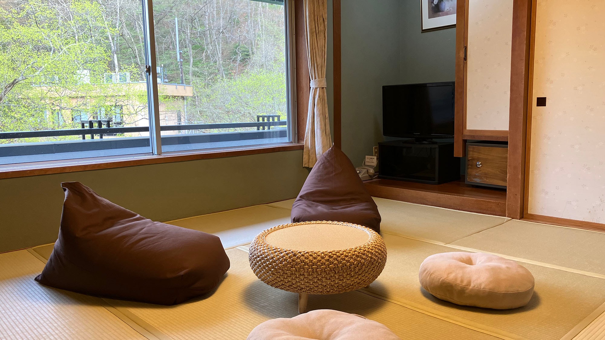・[Modern Japanese-Western room] A Japanese-Western room with a raised tatami mat