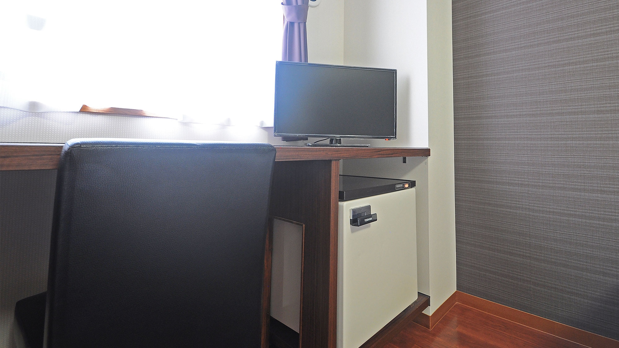 [Twin room] There is a TV and a refrigerator.