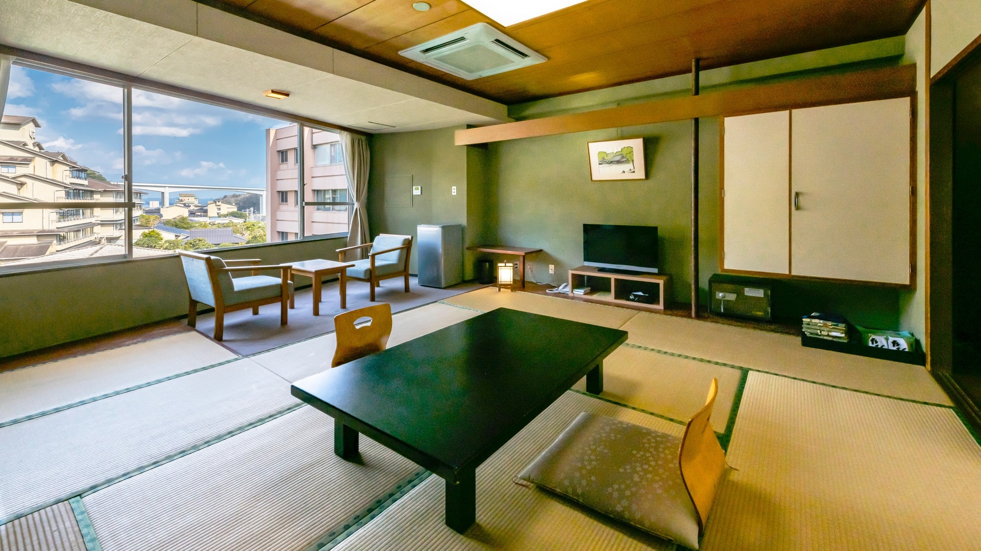 A standard Japanese-style room with a calm atmosphere. Please relax.