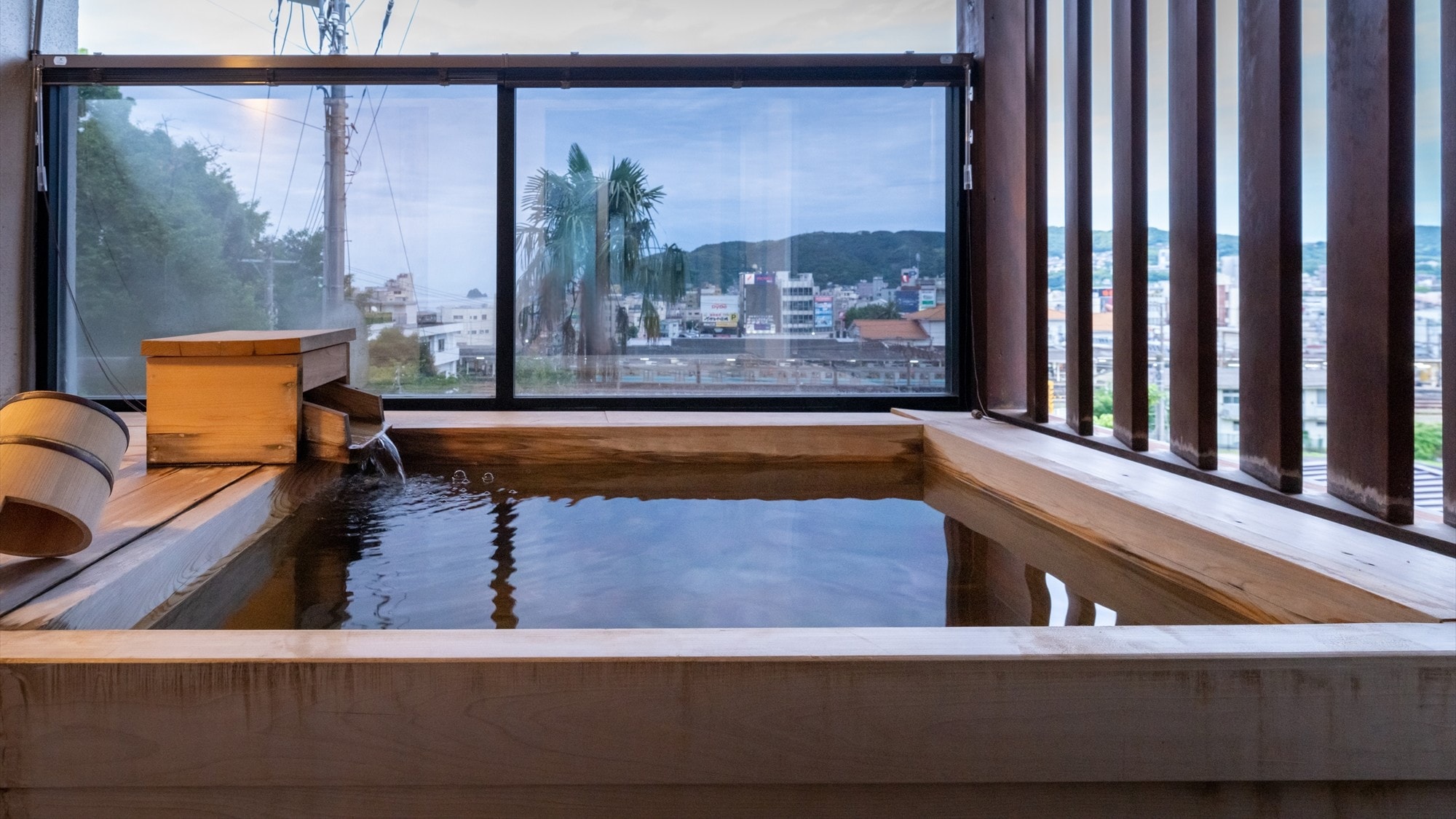 [Kamar bergaya Jepang-Barat dengan bak mandi terbuka di sisi laut, kamar bergaya Jepang 10 tikar tatami + kamar tidur kembar] Pemandian terbuka khusus untuk kamar tamu. * Foto adalah contoh