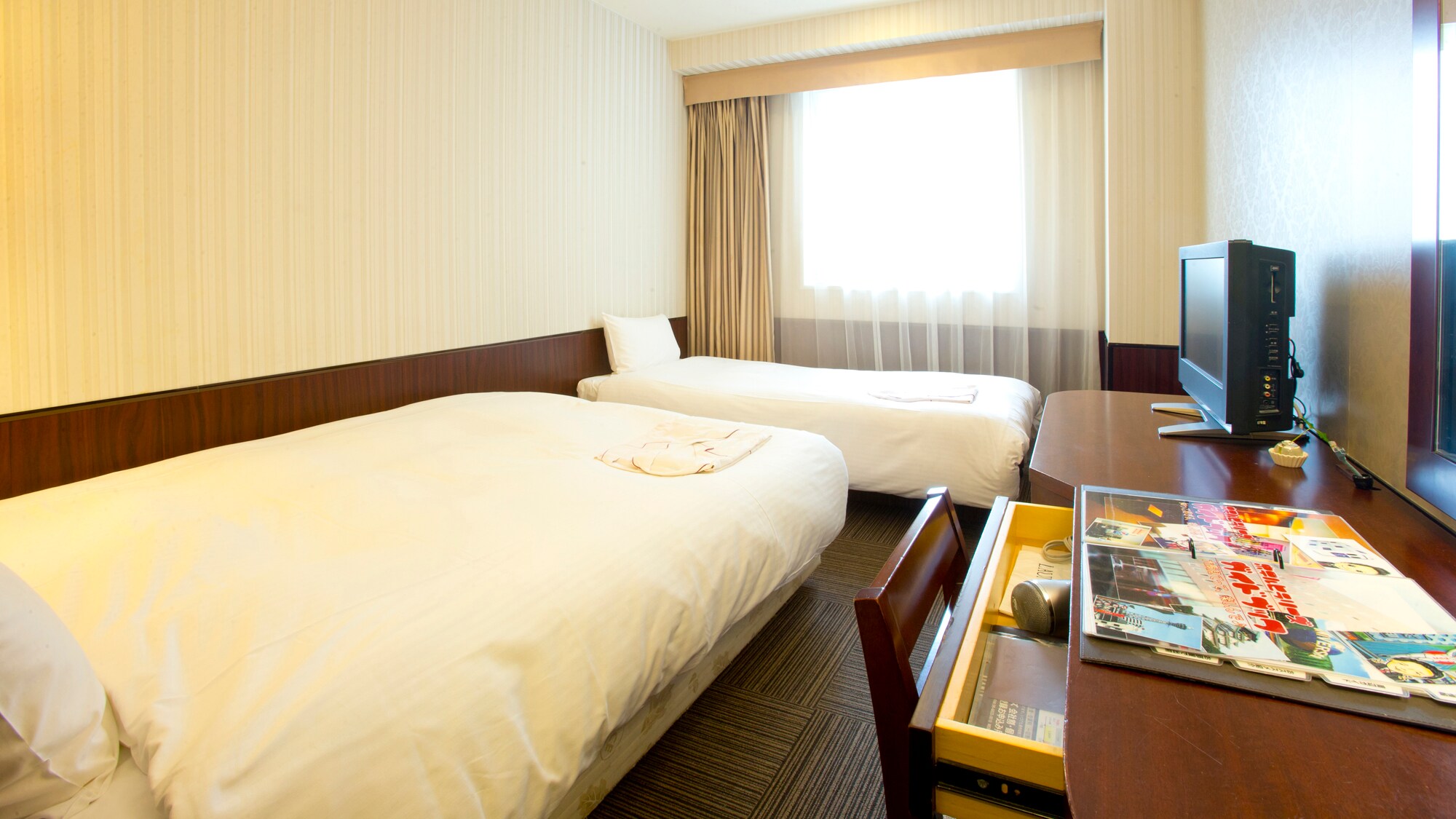 Kamar double dapat menampung hingga 3 orang dengan tempat tidur tambahan.