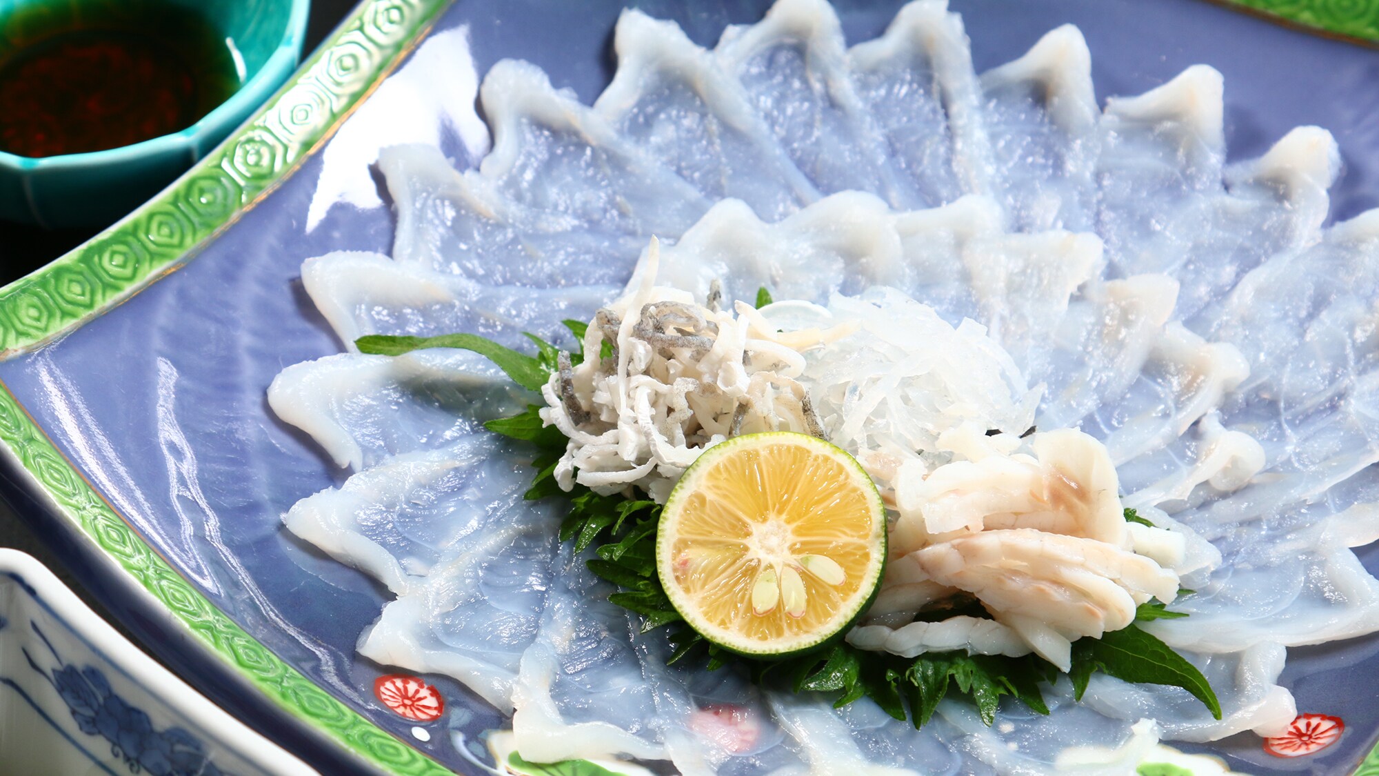 [食物] 河豚套餐：Tessa 配上调味品和酱油♪