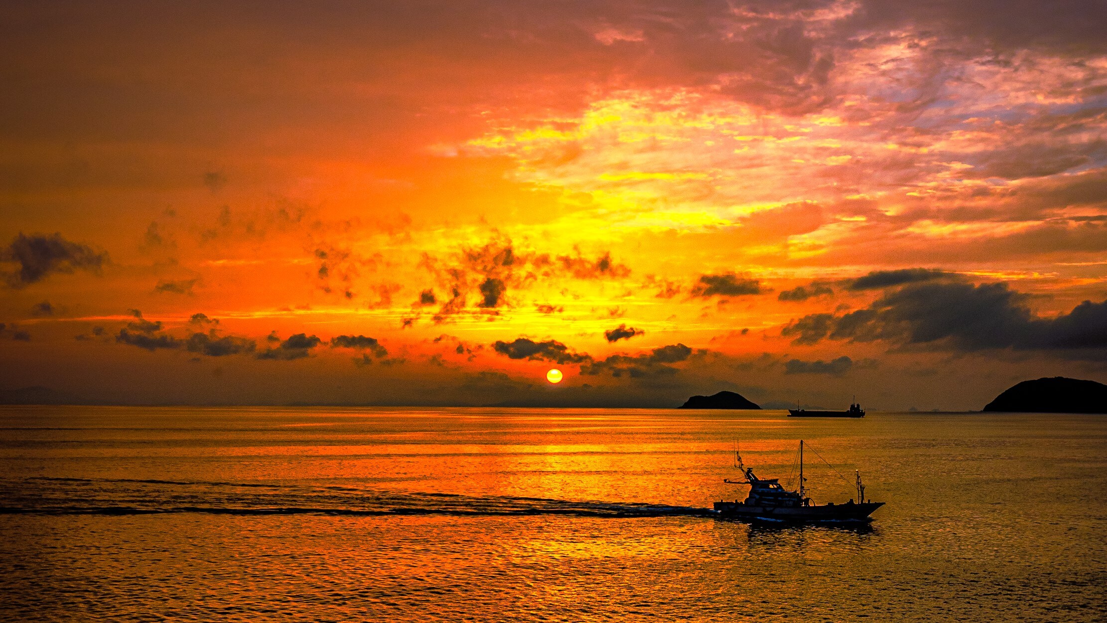 *Hoàng hôn: Khi ra ngoài, bạn có thể thấy quang cảnh những chiếc thuyền đánh cá chậm rãi trôi qua trên mặt biển lấp lánh dưới ánh hoàng hôn.