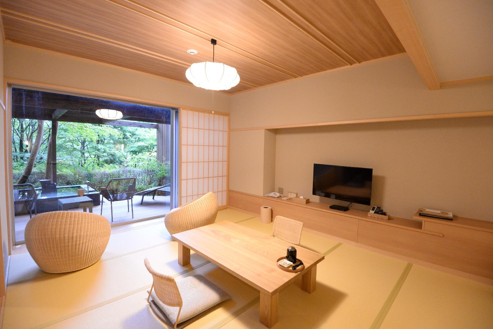 Japanese and Western room 14 tatami mats + garden deck "Michi" "Iwa"