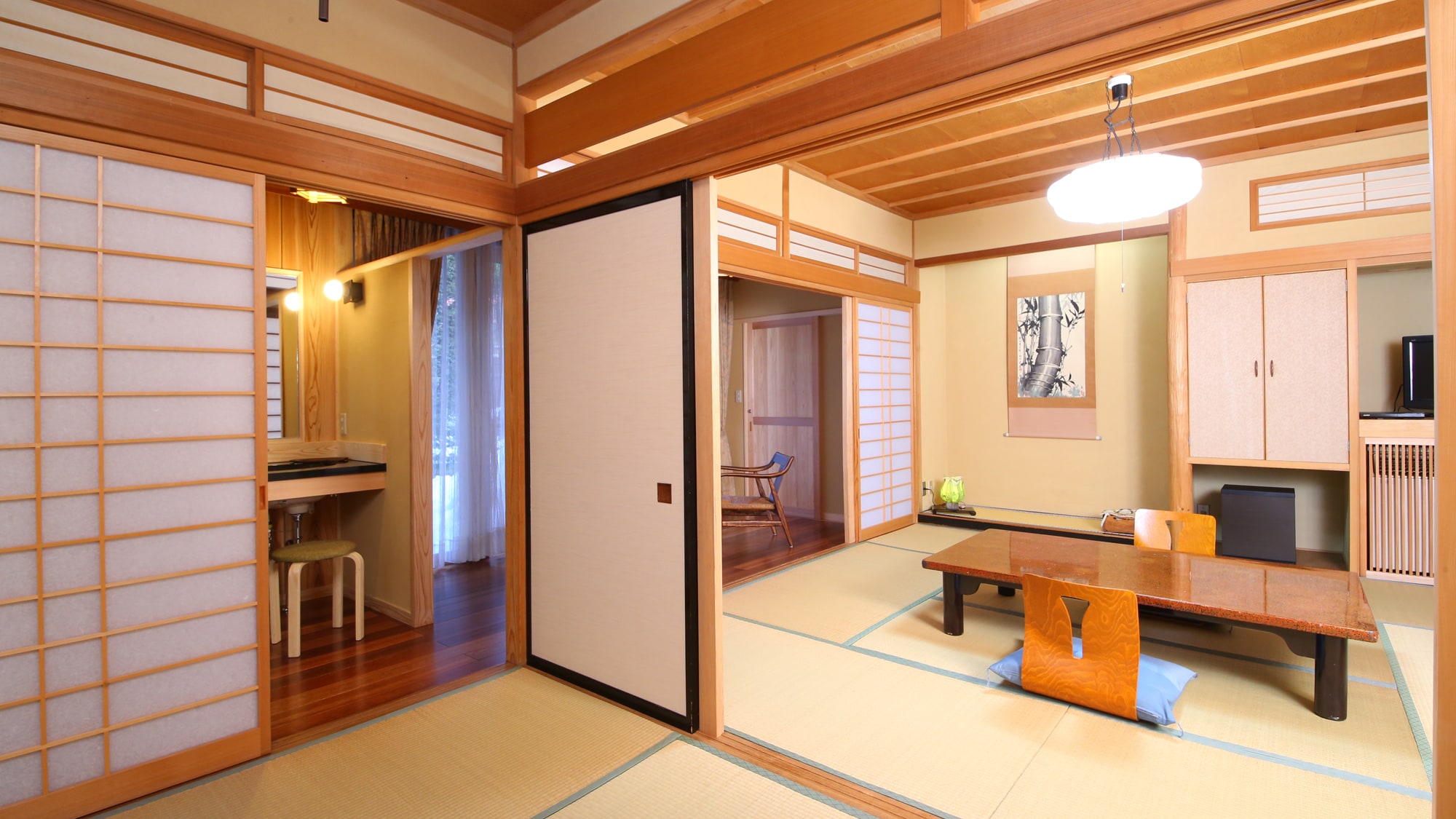 [Mizubasho] It is a spacious floor plan that connects two rooms.