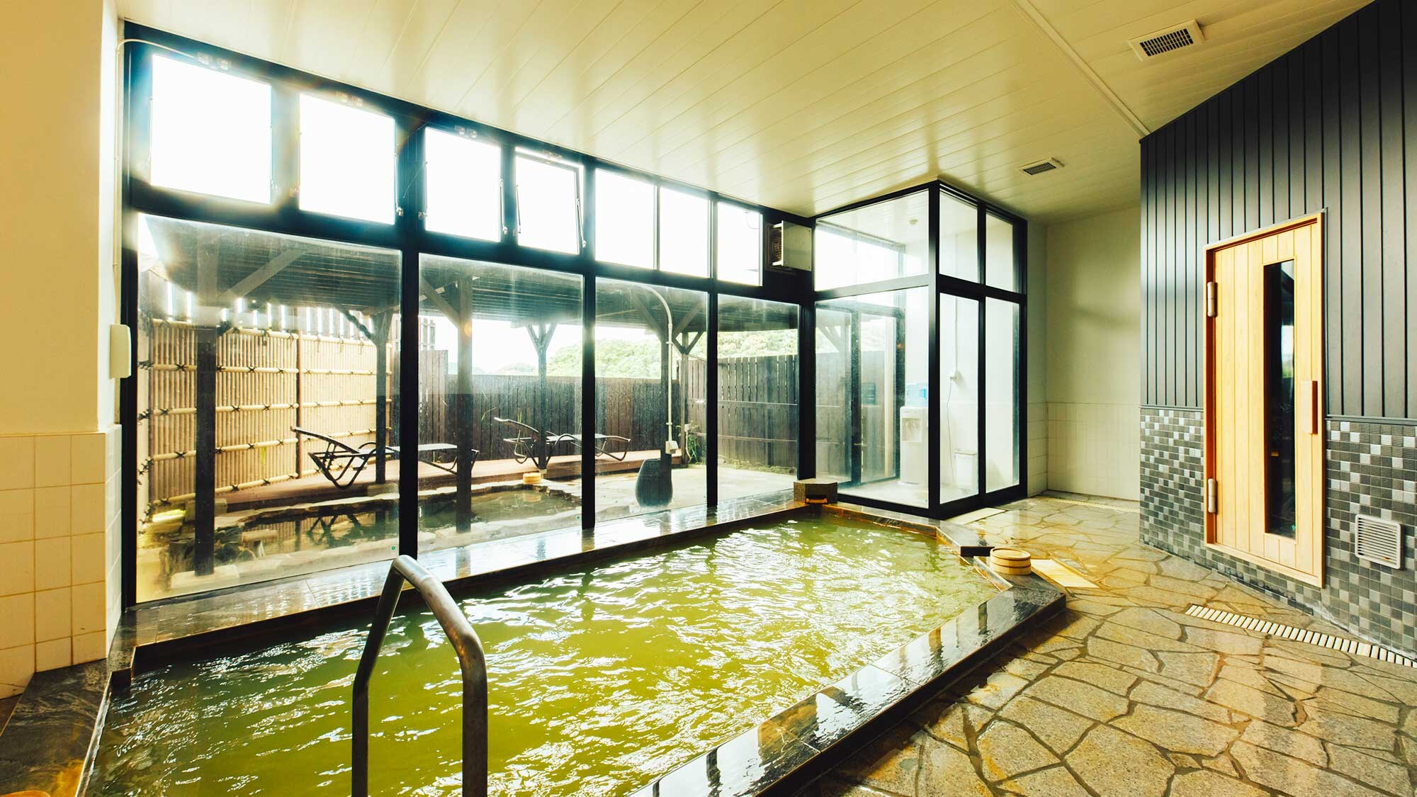 [Brains Nagasaki's large public bath] Enjoy the mineral-rich salt water while gazing out the open windows.