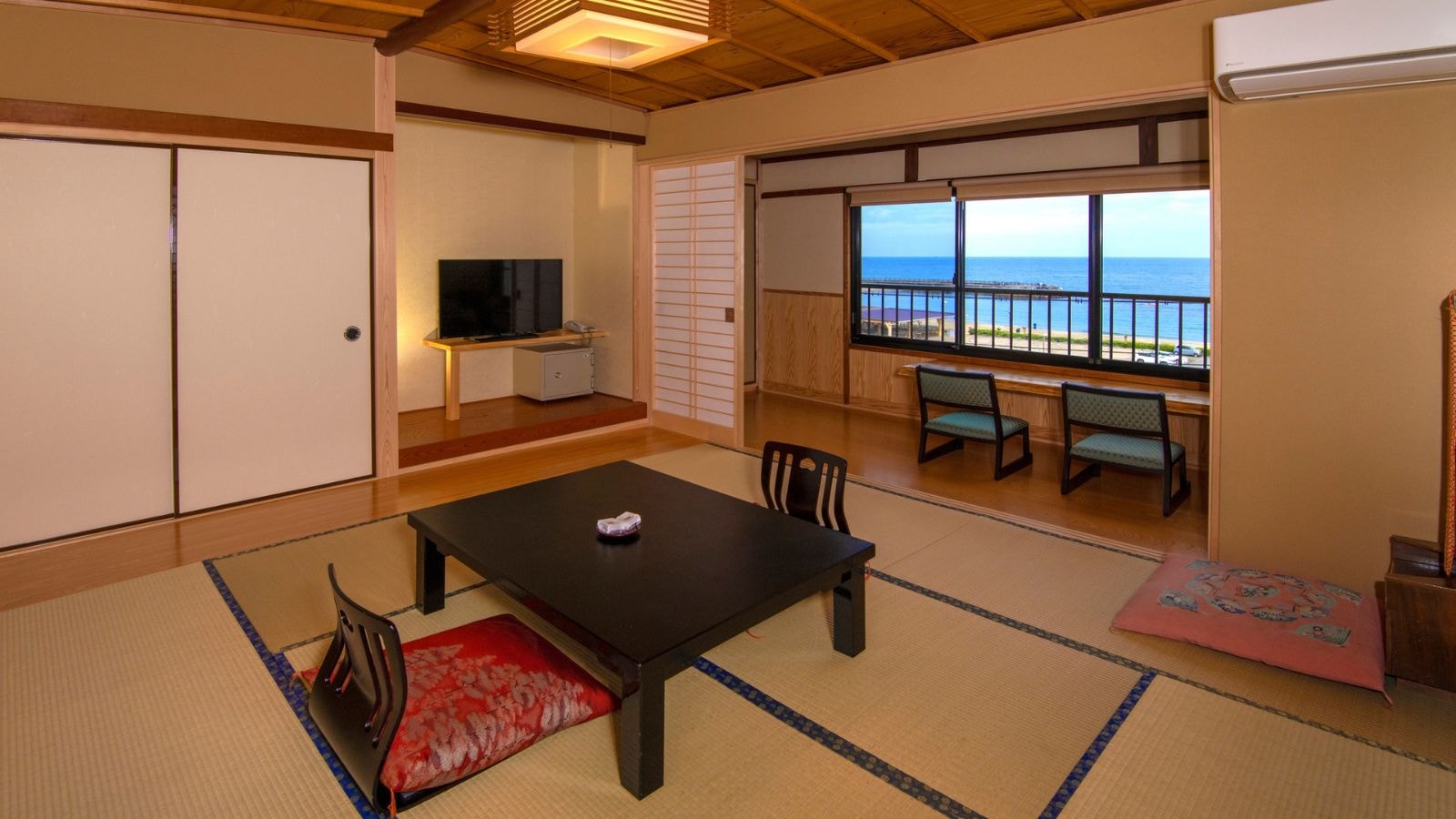 Phòng theo phong cách Nhật Bản có tầm nhìn ra biển (8 chiếu tatami trở lên, có nhà vệ sinh)