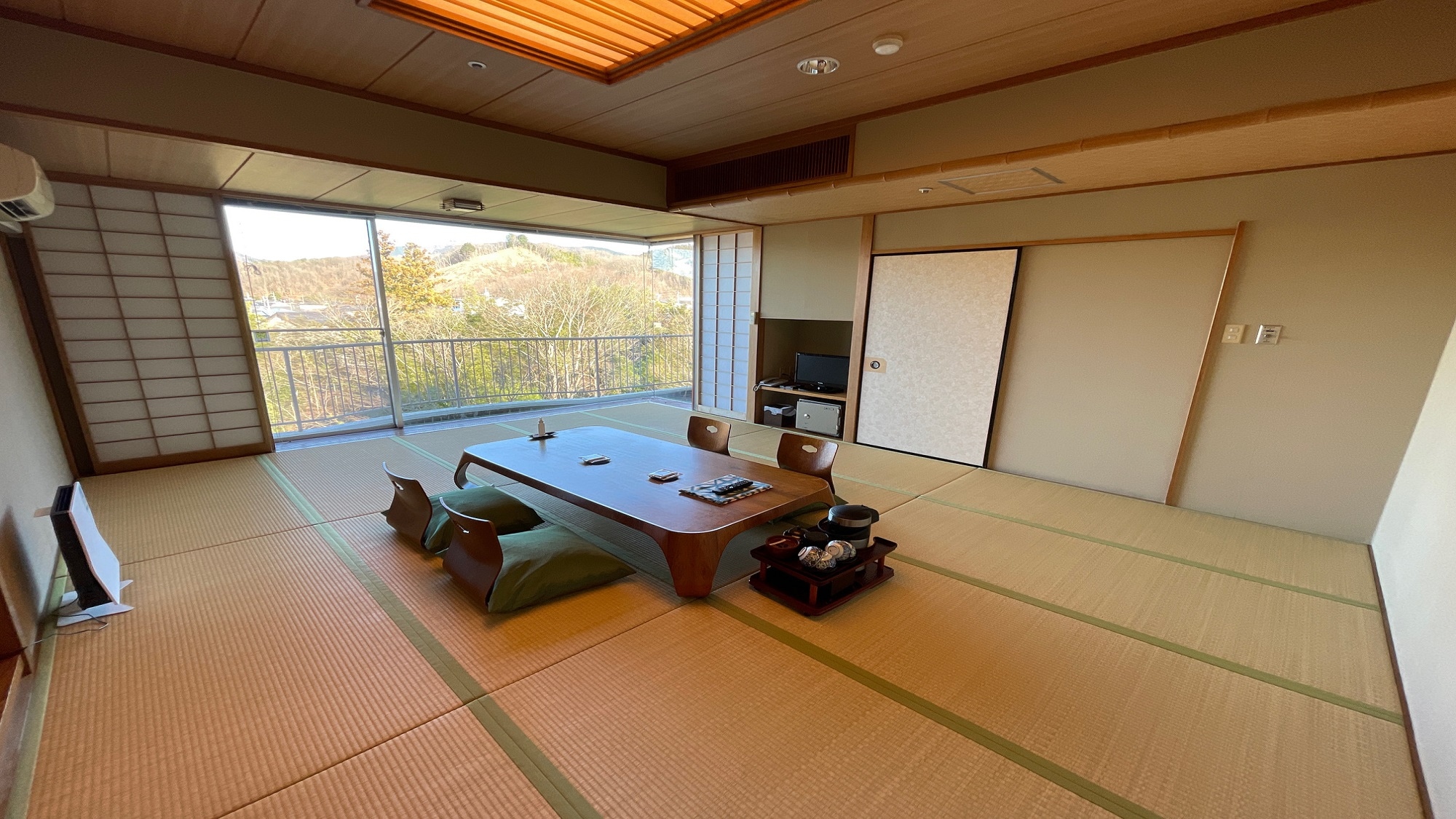 Special room "Muko" Japanese-style room 15 tatami mats facing windows