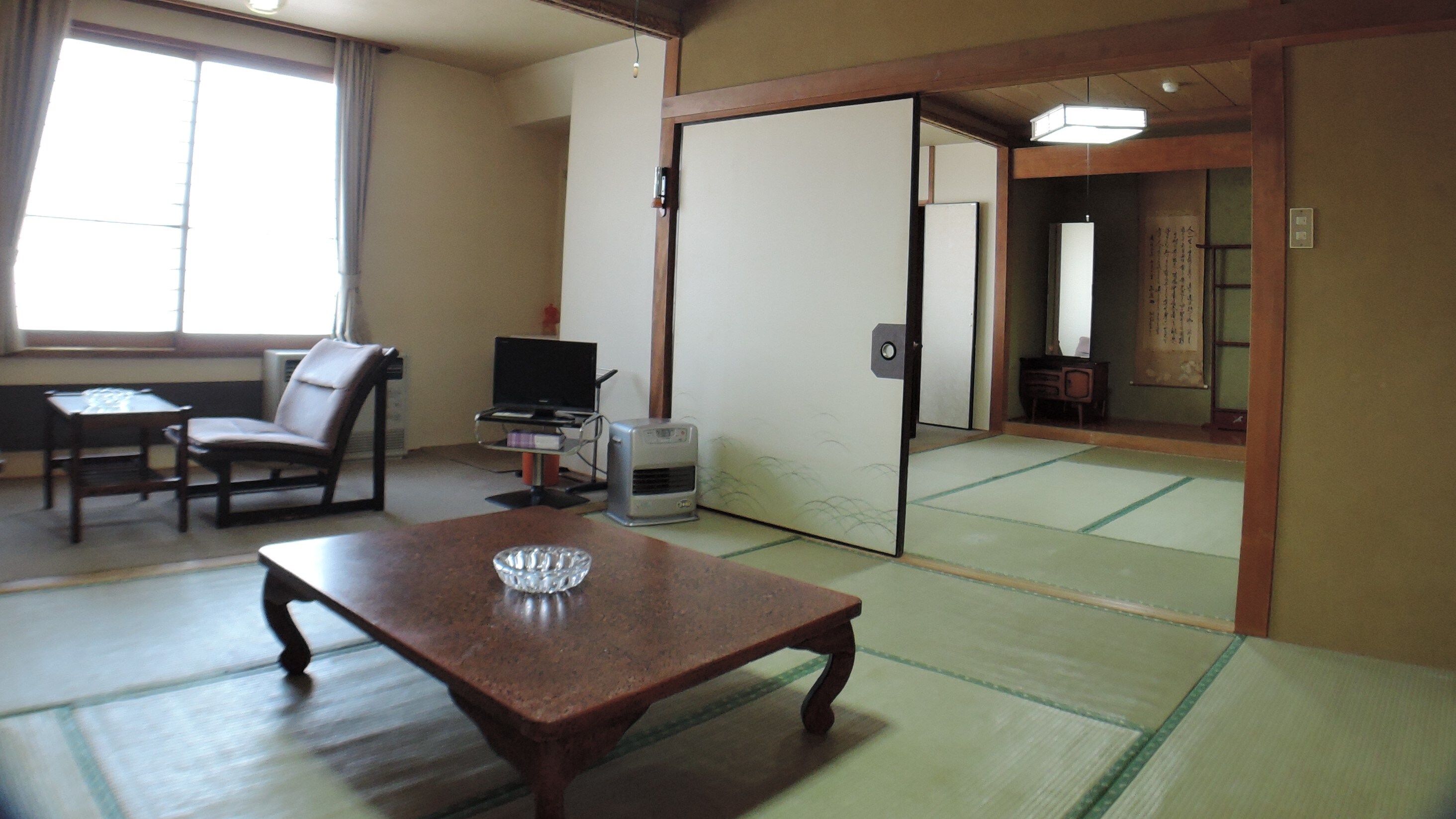 *Contoh kamar bergaya Jepang seluas 16 tatami/Kamar luas yang direkomendasikan untuk keluarga dan rombongan yang sedang berlibur. Ruang