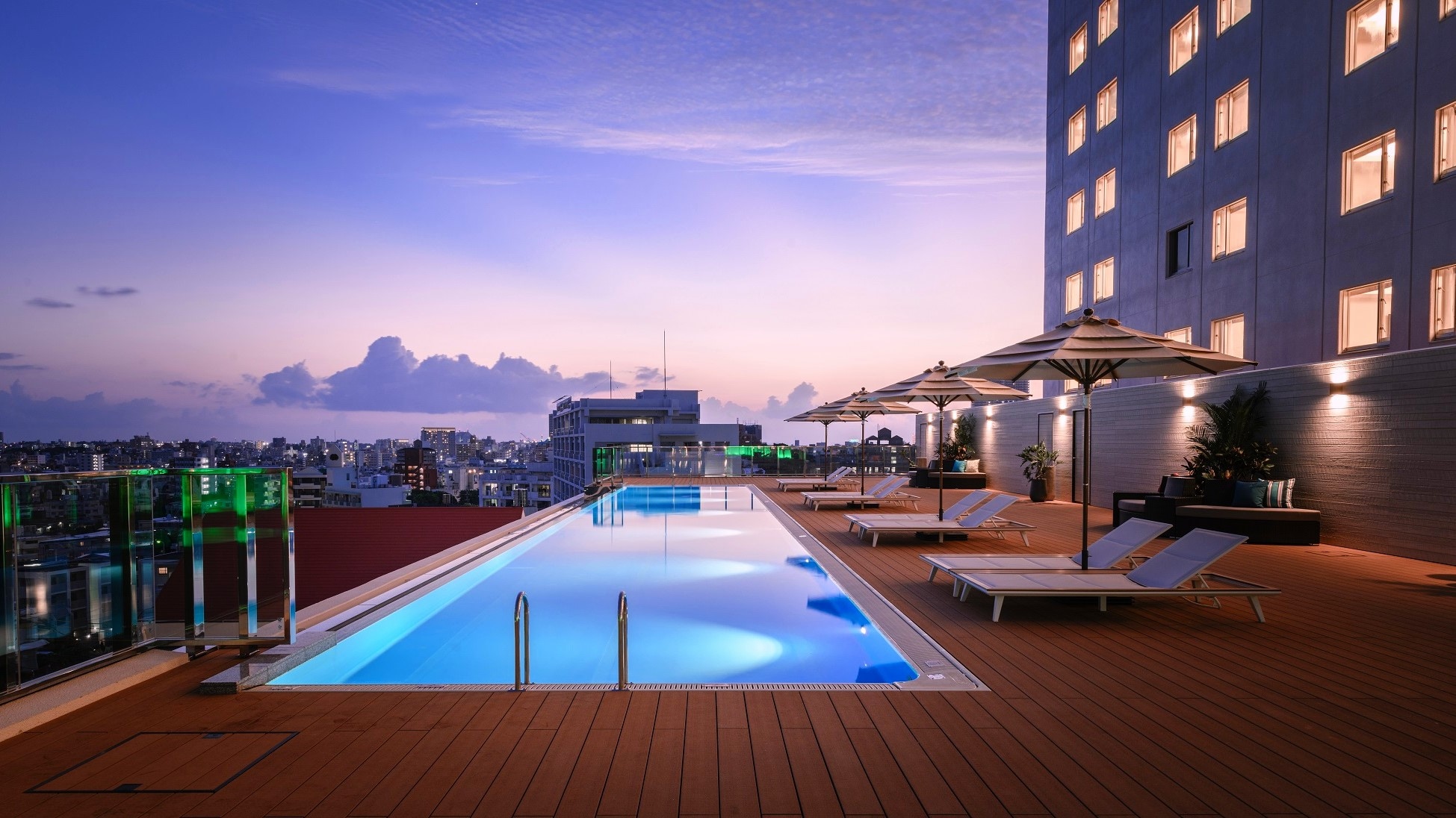 [Infinity Pool] Don't miss the sunset.
