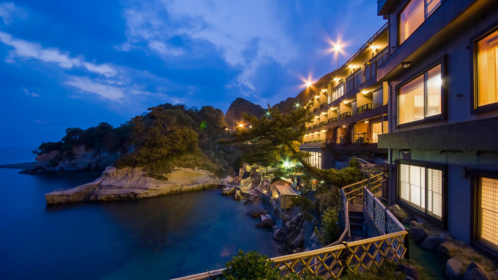 ■ A seaside hidden hot spring inn nestled on the cliffs of a cove. It is the closest inn to the sea in Nishiizu.