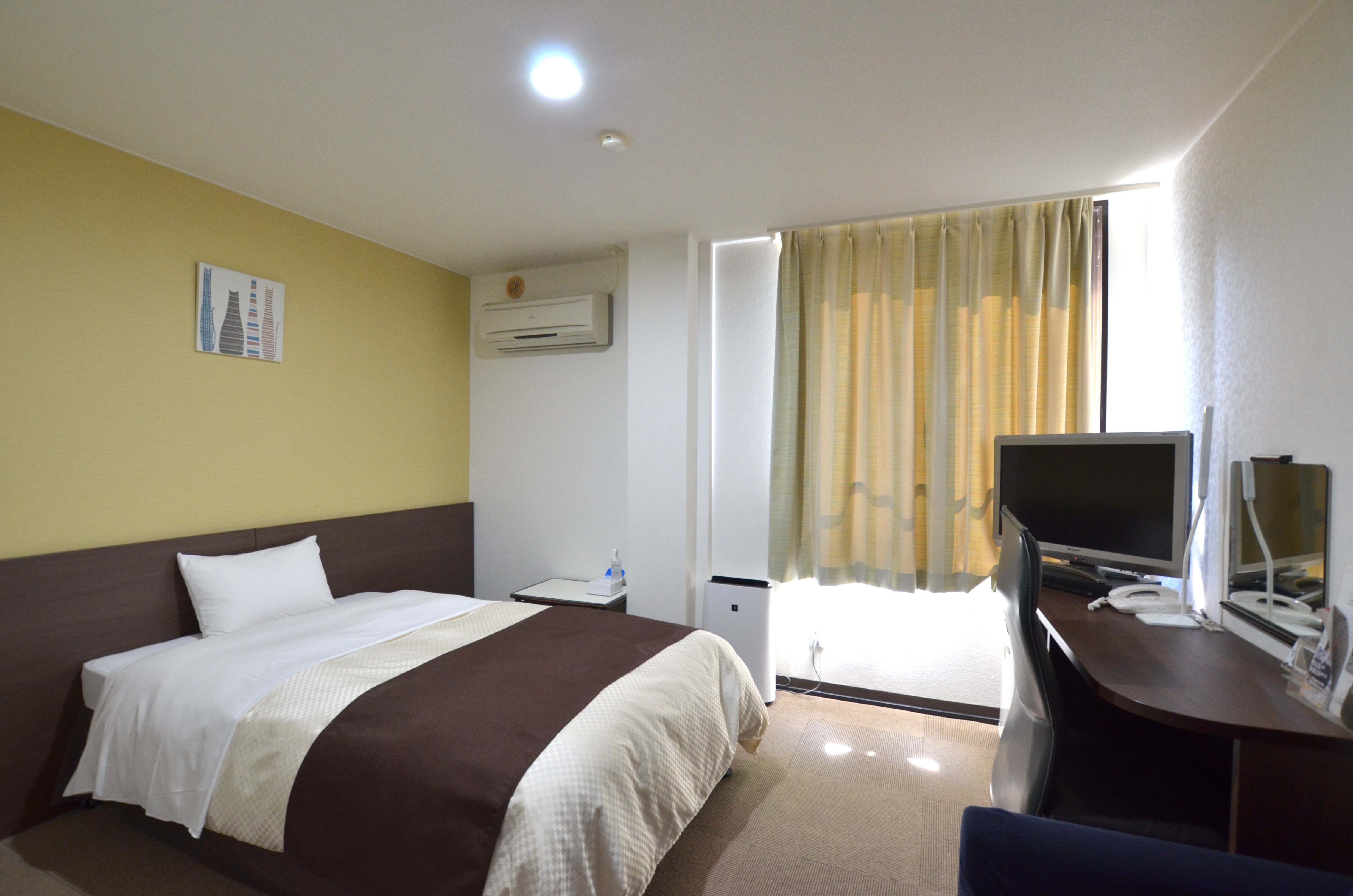 Wide room using Serta pocket coil bed!