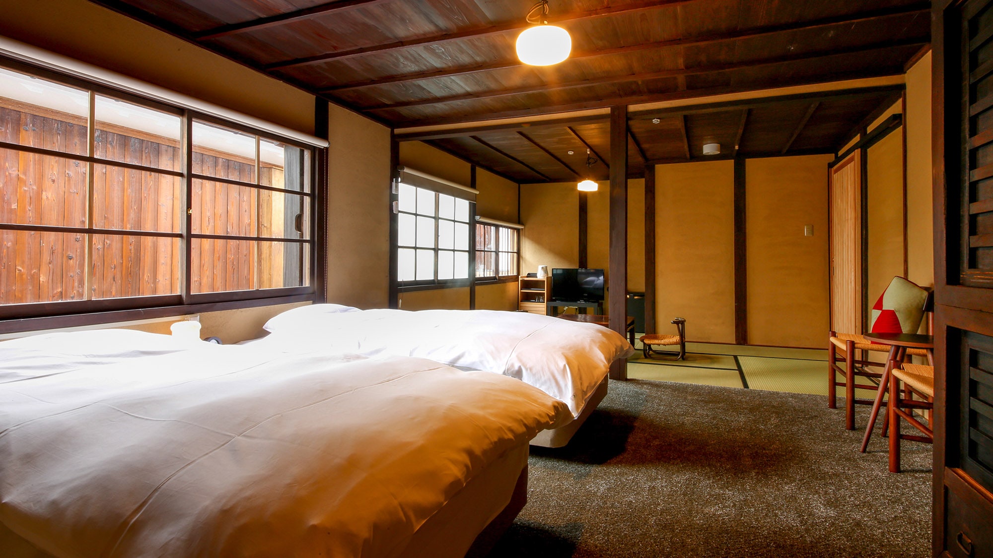 [Nadeshiko] 本館最大的房間，有榻榻米和西式空間，給人一種開闊的感覺。