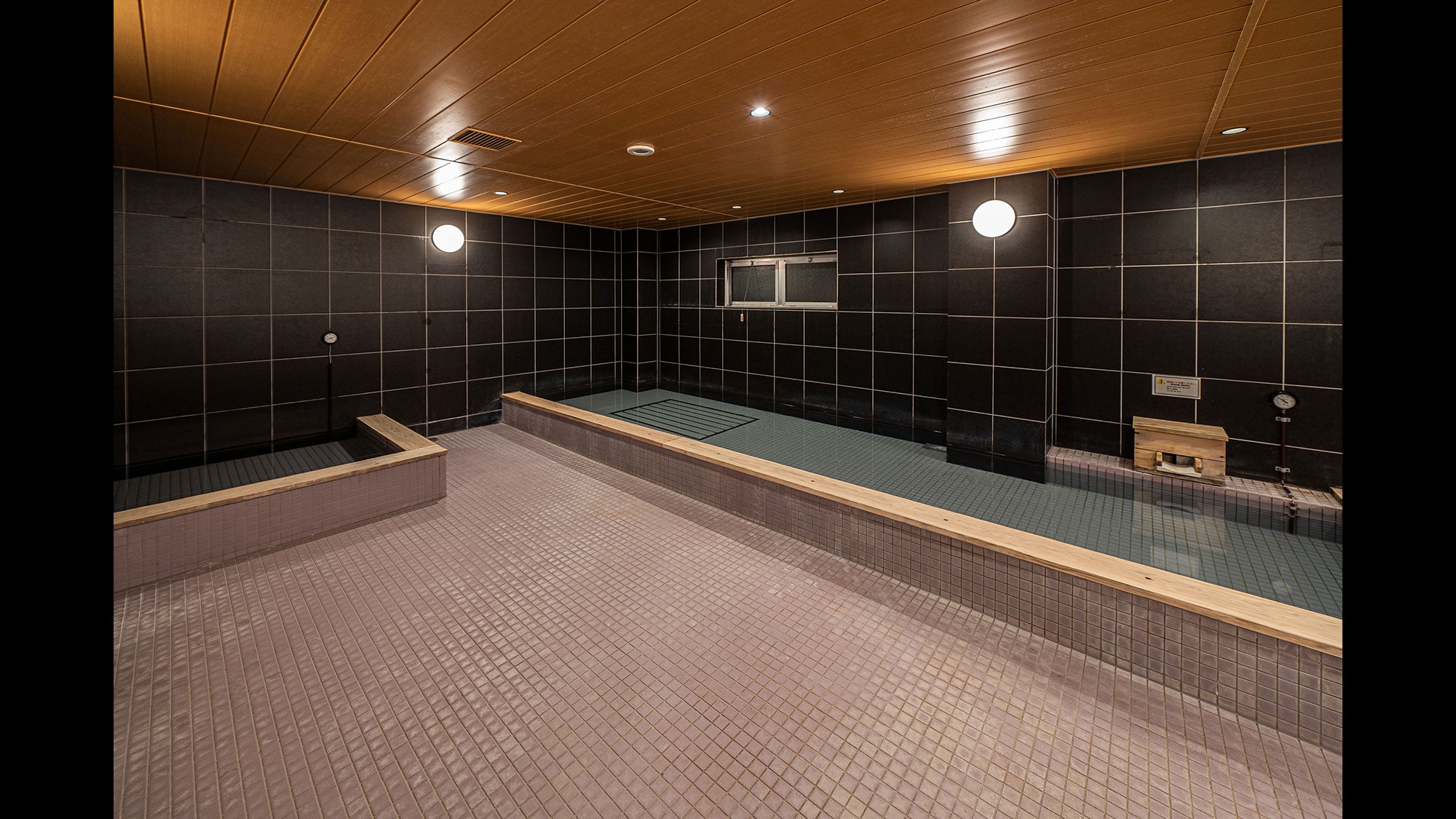Large communal bath / sauna (male only)