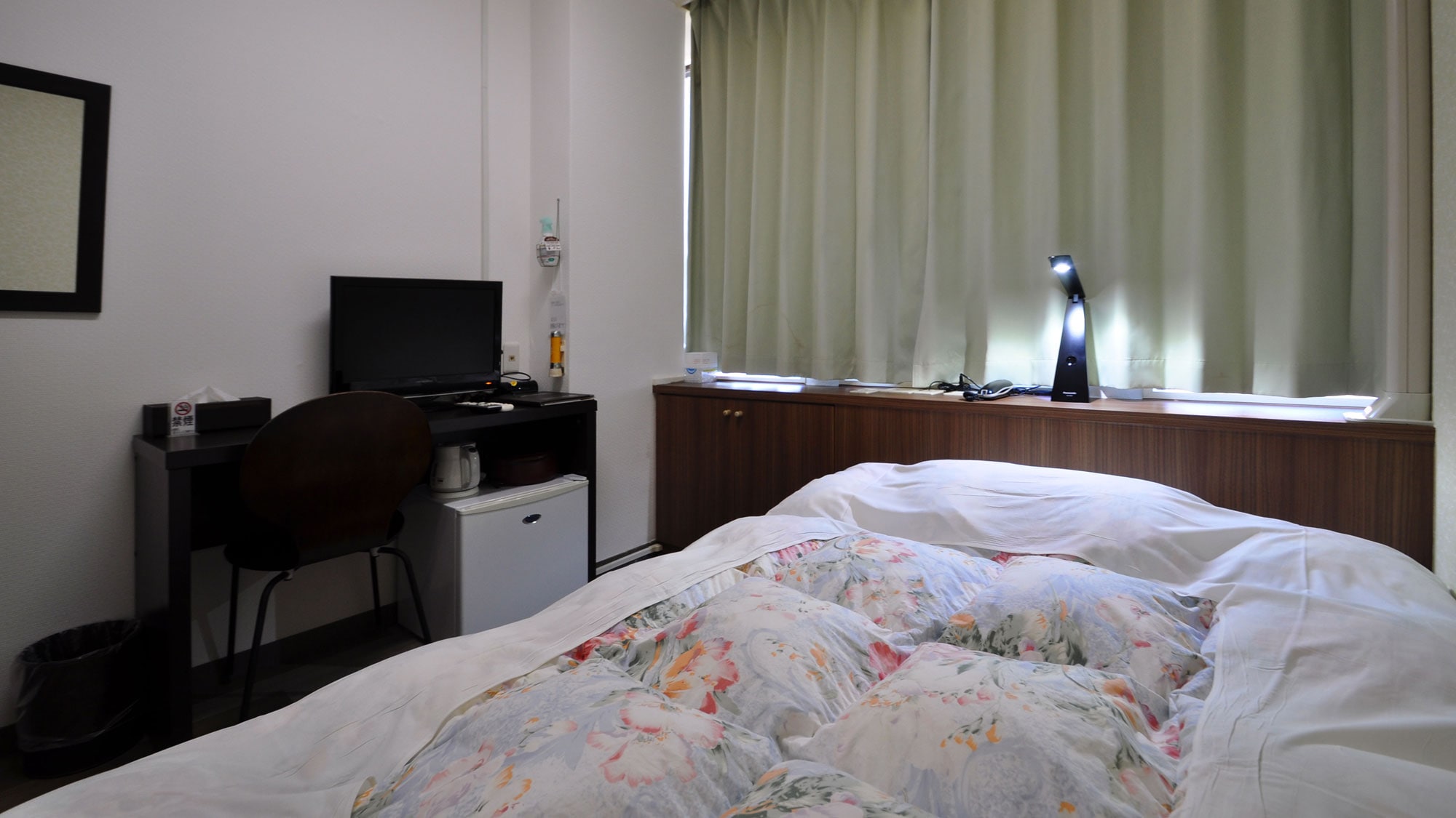 【禁煙單例】辦公桌上還有一個支架，非常適合商務辦公。