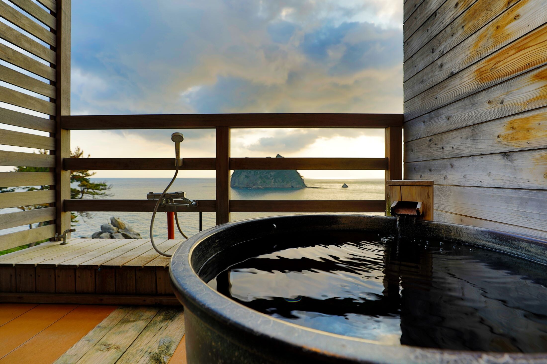 Guest rooms with open-air baths | Enjoy the magnificent view of the ocean and Dogashima from the open-air baths. Experience bathing in harmony with nature.