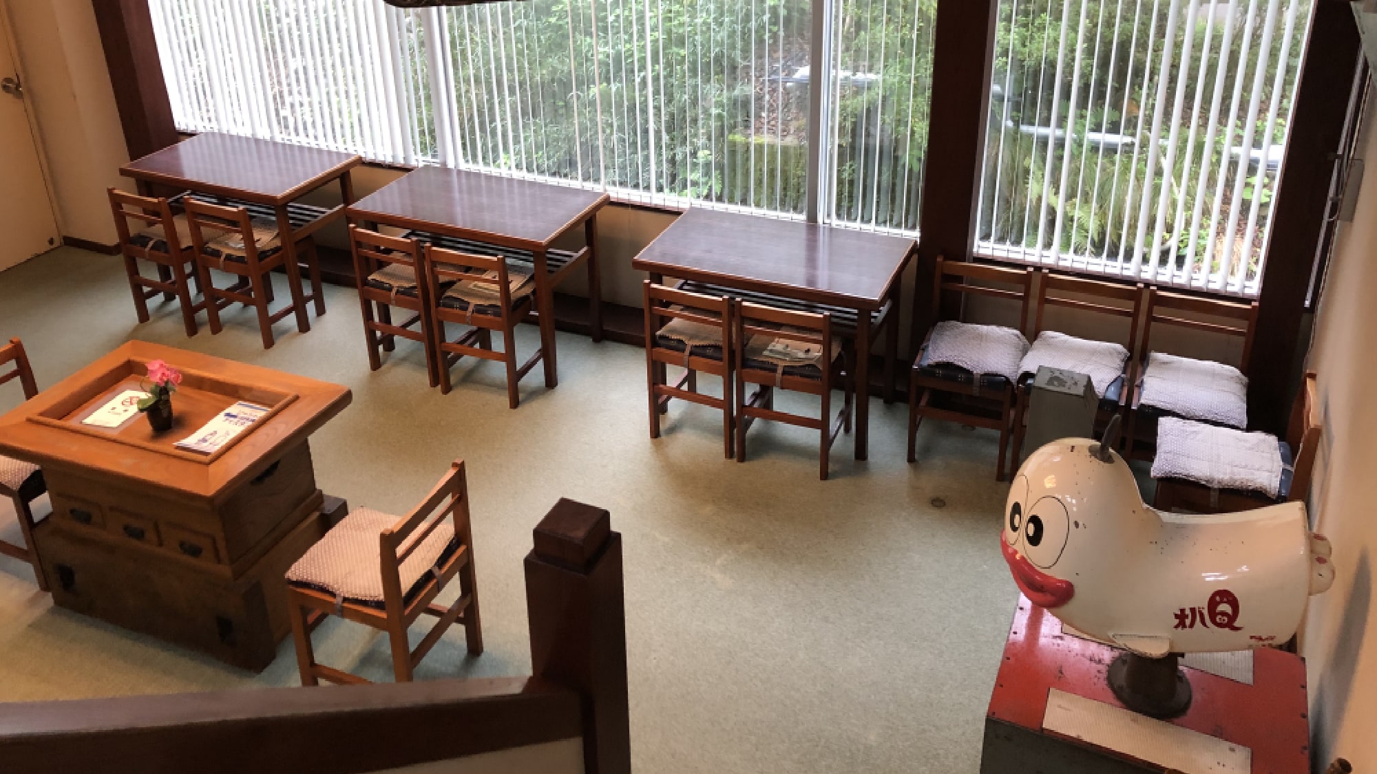 ・Next to the entrance, there is a lounge (free space for coffee and tea) with tables, chairs, a TV, and a Showa-era vehicle called "ObaQ"