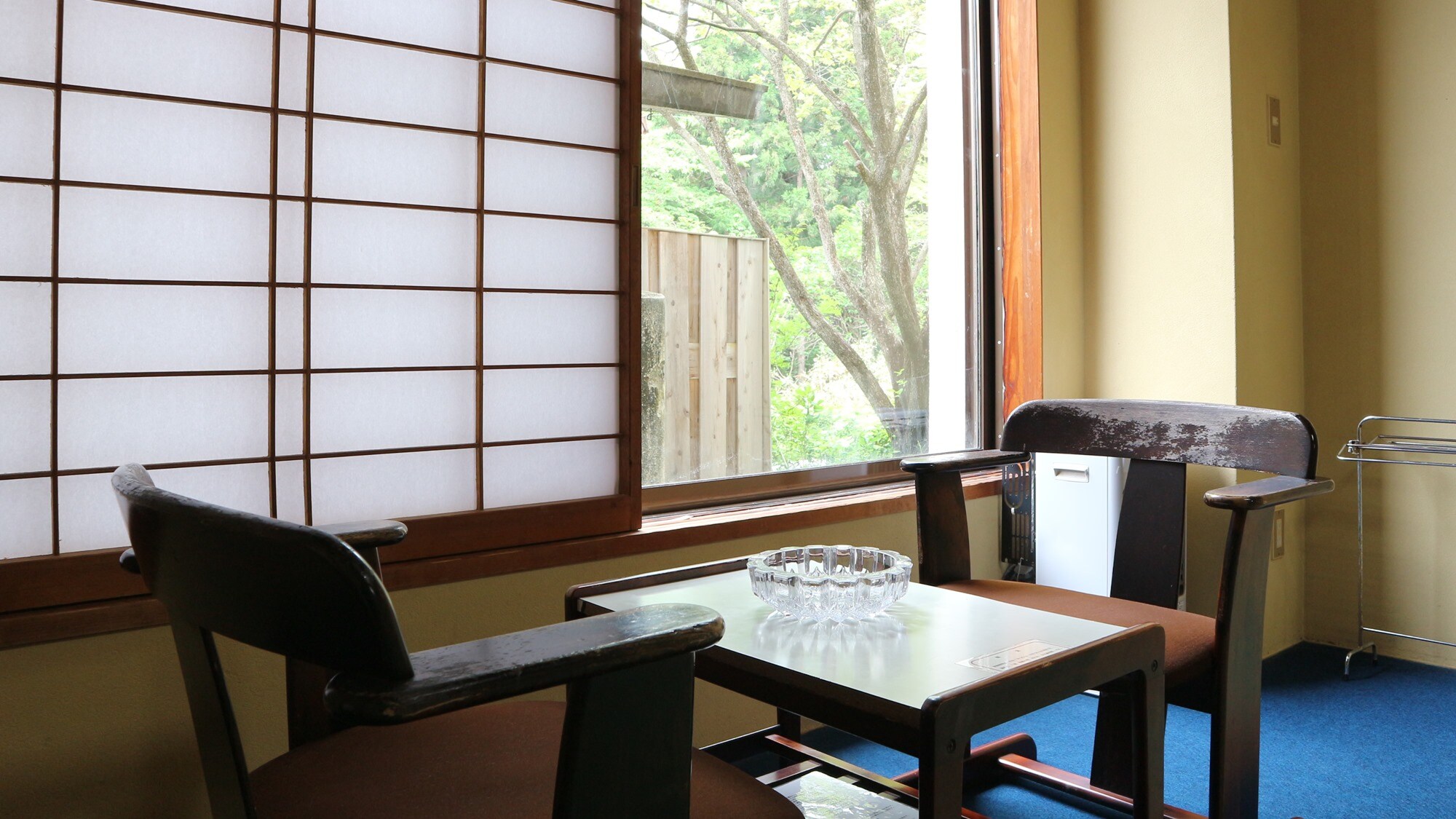 *Contoh ruangan bergaya Jepang seluas 12 tatami / Di luar jendela Anda dapat melihat kehijauan taman