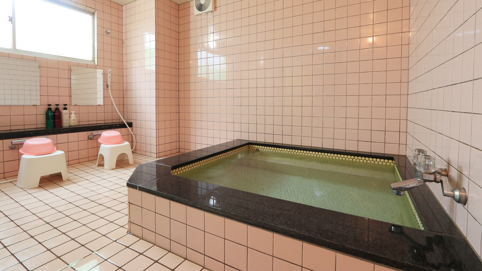 [Women's bath] Enjoy a soak in the spacious bath