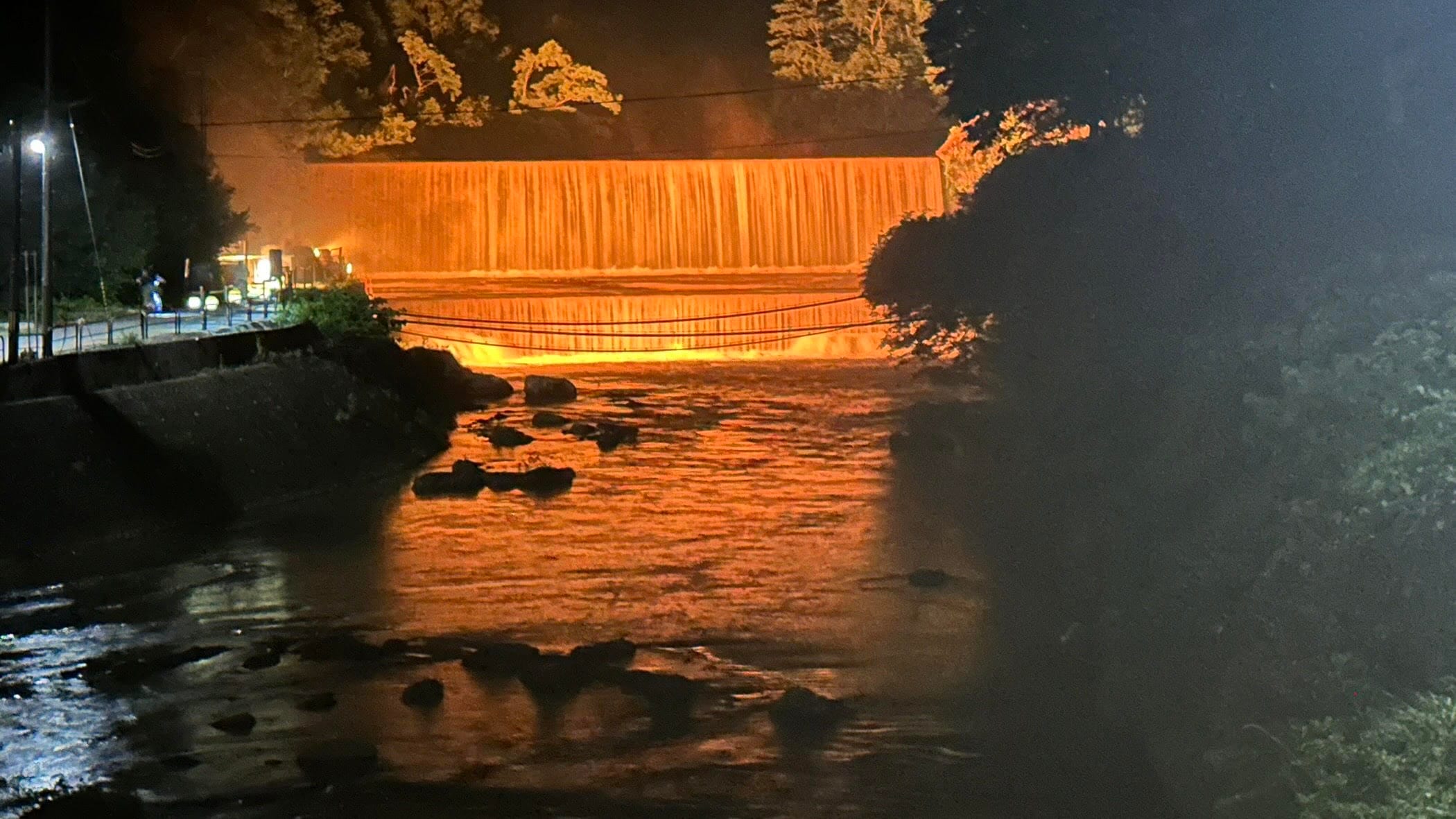 初夏至秋季举办 Hijiori 水坝点灯活动
