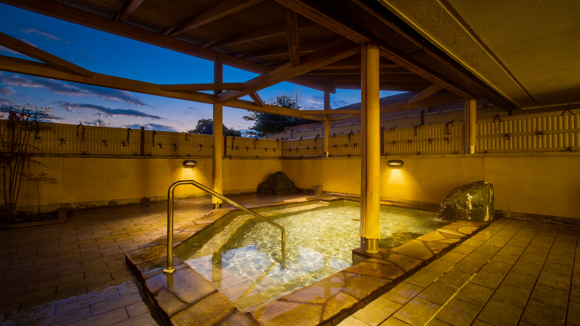 Large public bath (open-air bath)
