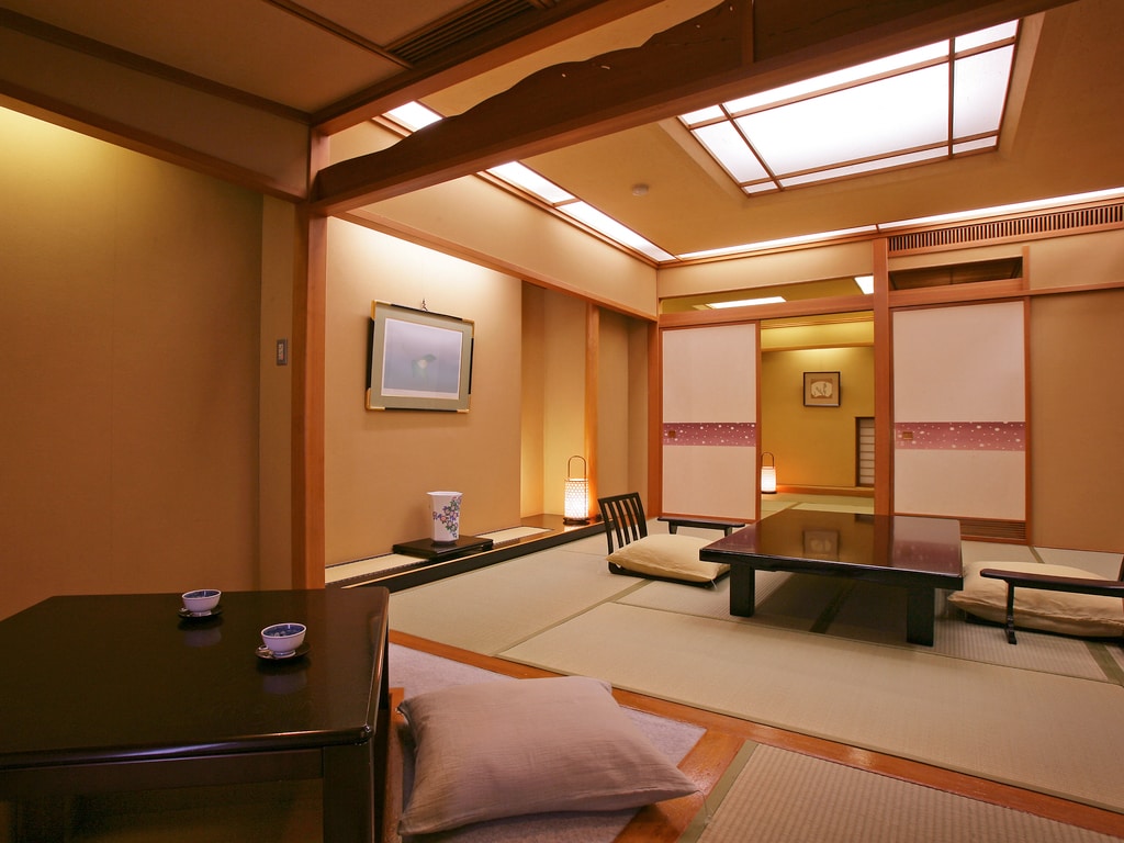 [Hanayotei] The warm two-room Japanese-style room with tatami mats is popular for group trips with family and friends.
