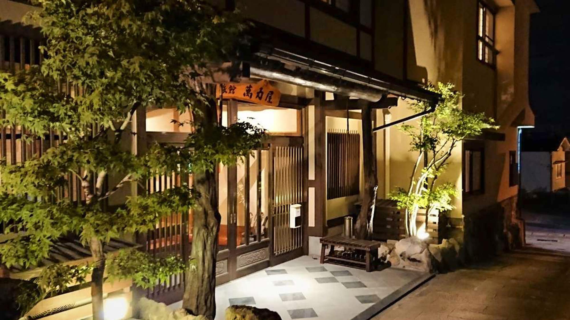 [Exterior] Discount tickets are available for the nearby outdoor baths "Hyotan Onsen" and "Tetsuwan Steam Bath." You can also enjoy touring the outdoor baths.