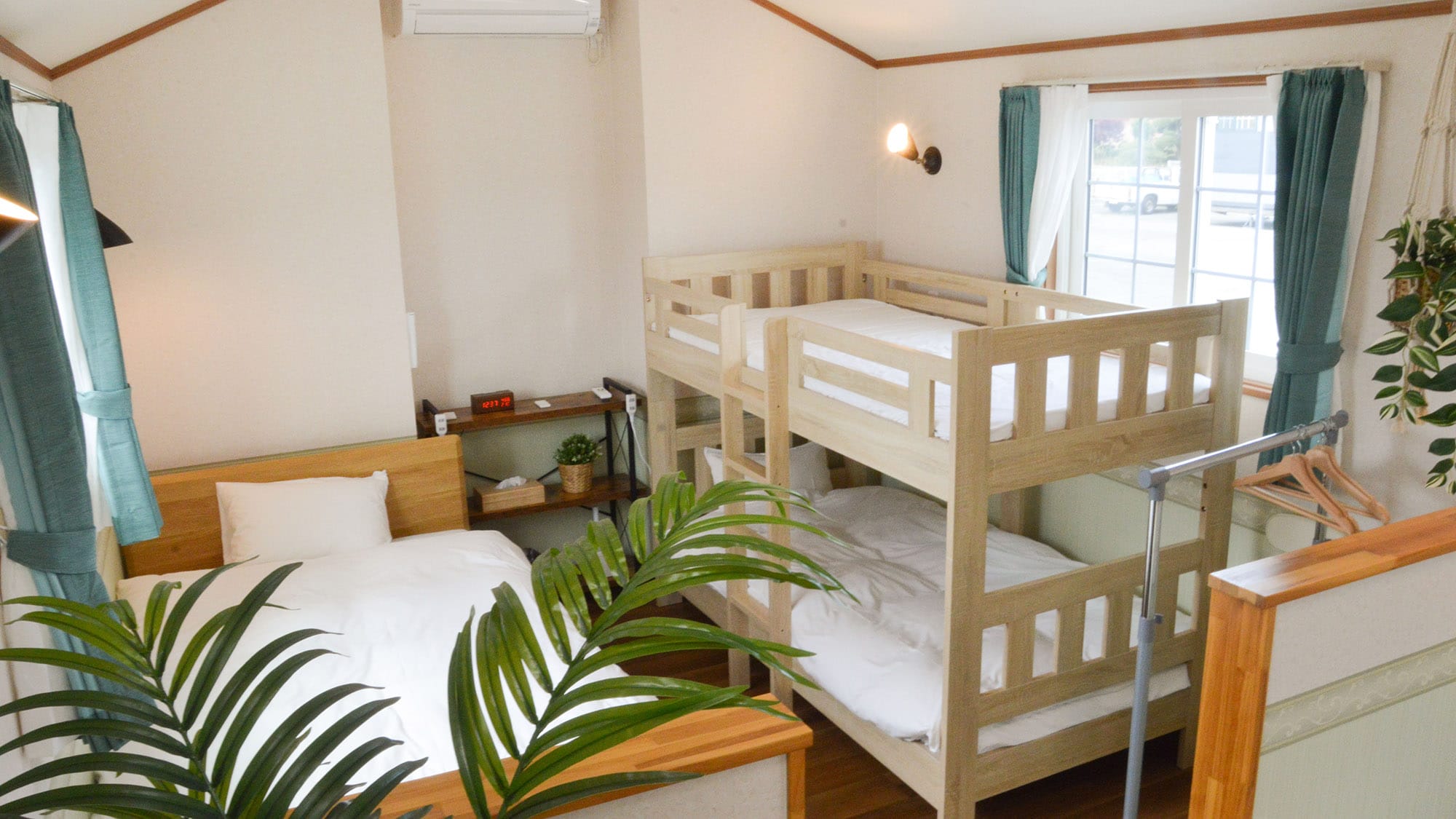 ・[Kabin HIJAU] Kamar tidur dengan tempat tidur susun dan tempat tidur semi-double. Dilengkapi dengan AC, pengaturan suhu yang mudah
