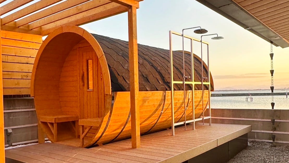 * 【バレルサウナ】あがりゃんせ露天スペースにて琵琶湖を眺めながらサウナをお楽しみいただけます。