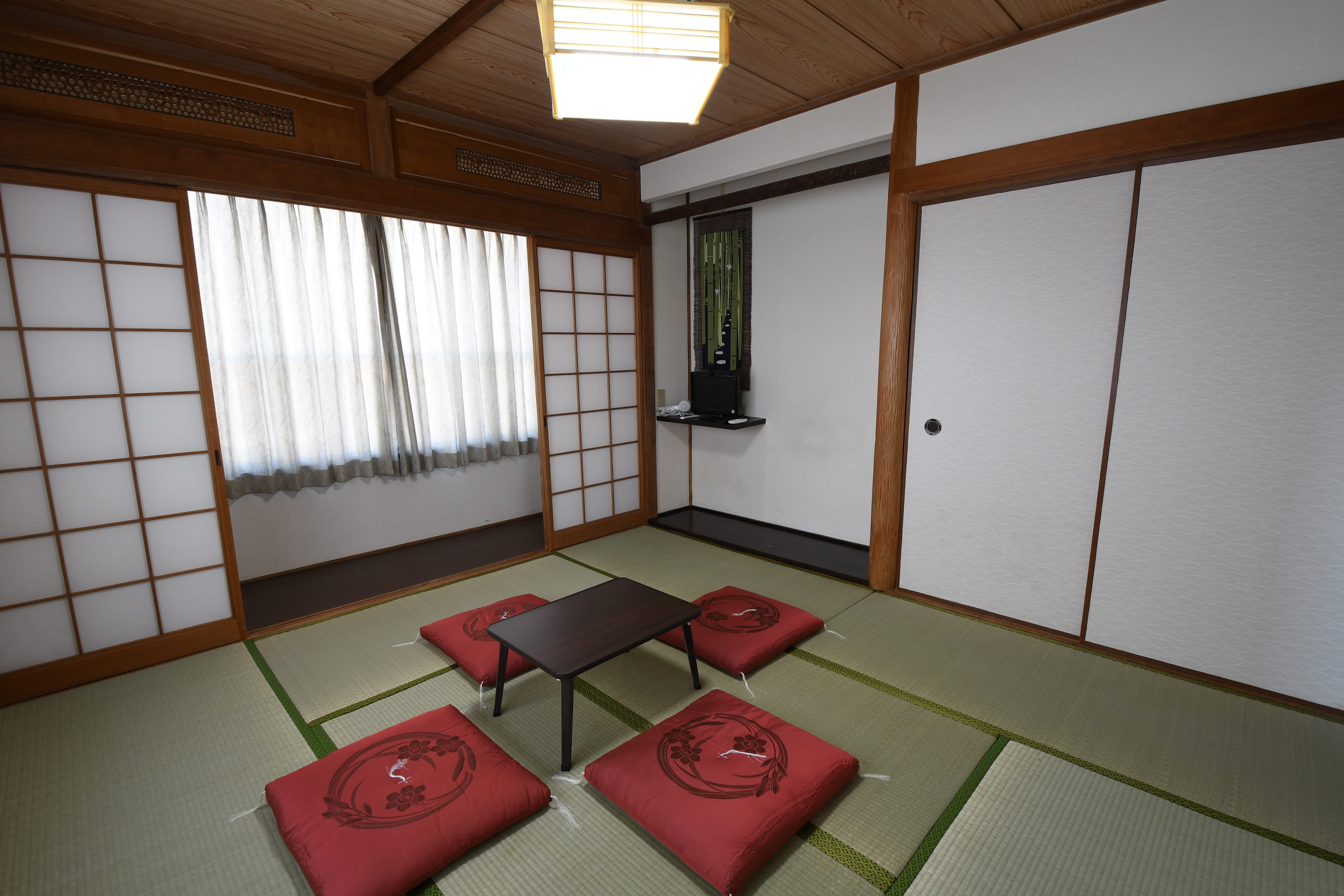 Kamar bergaya Jepang dengan shower dan toilet