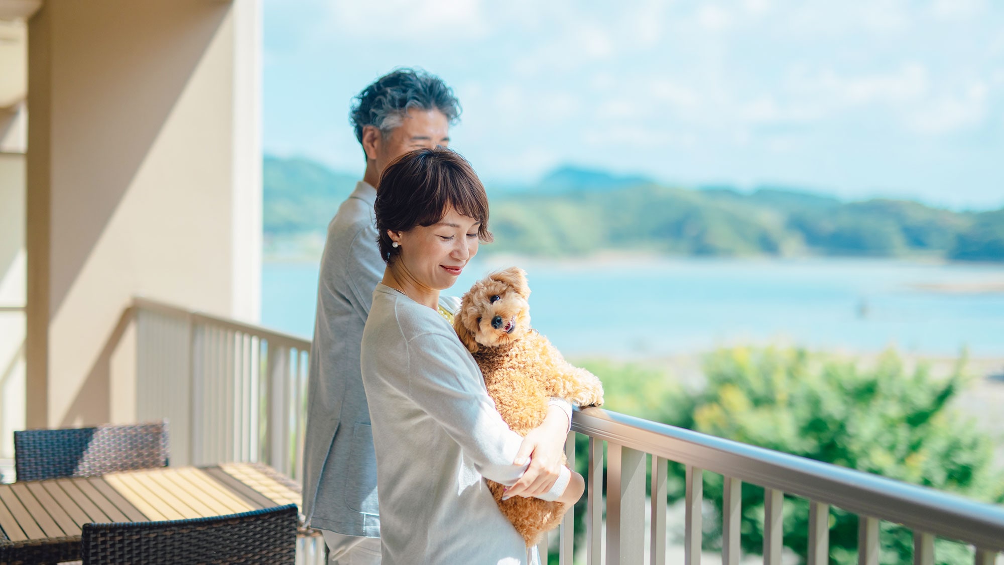 [Executive Twin (Brown)] Relax while enjoying the spectacular view from the balcony with your pet.