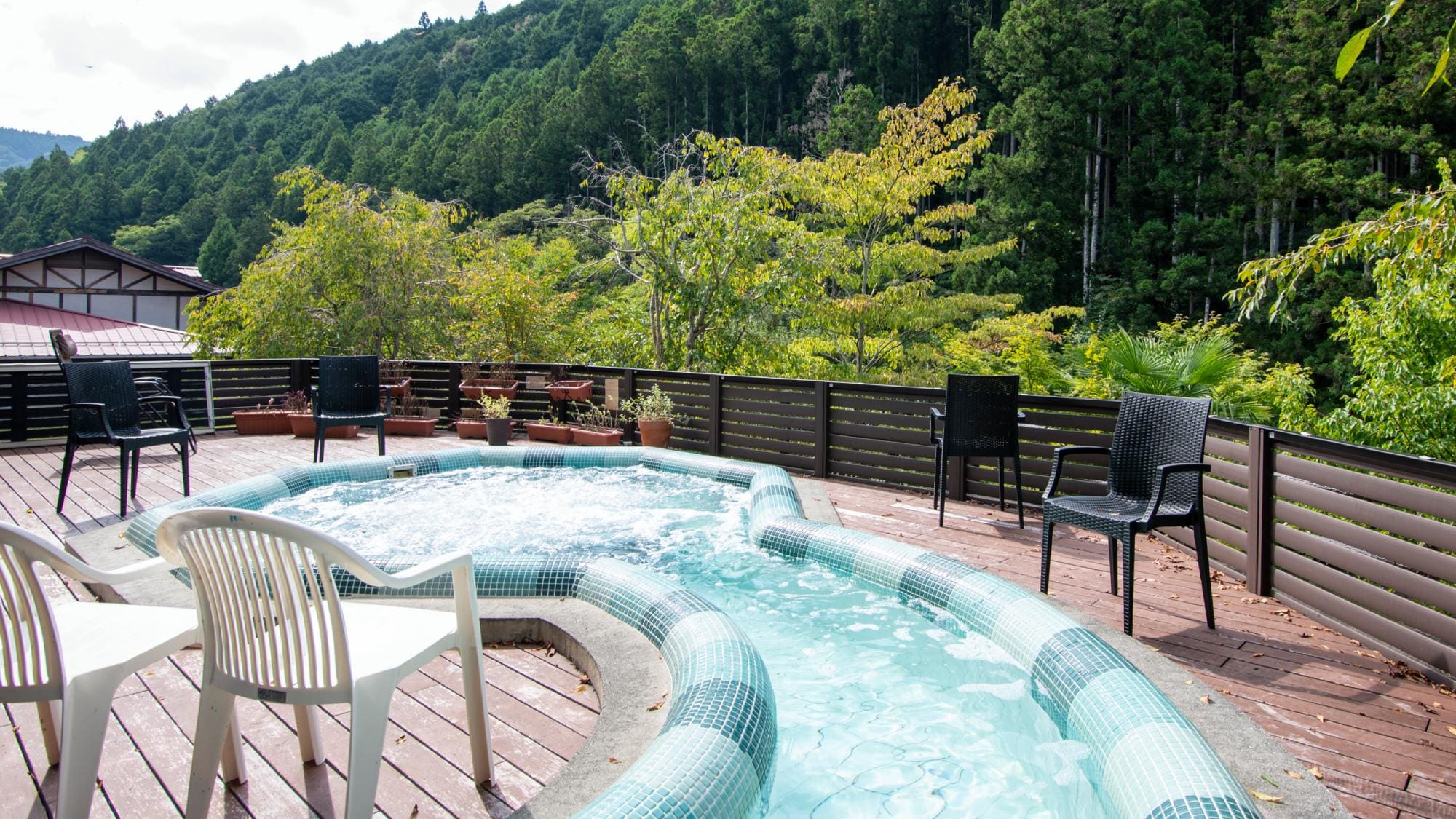 ・[Outdoor pool] Enjoy a relaxing bath while feeling the nature.