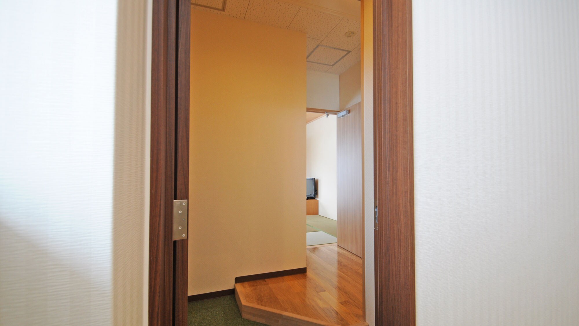 [Japanese-style room 9 tatami mats] Entrance