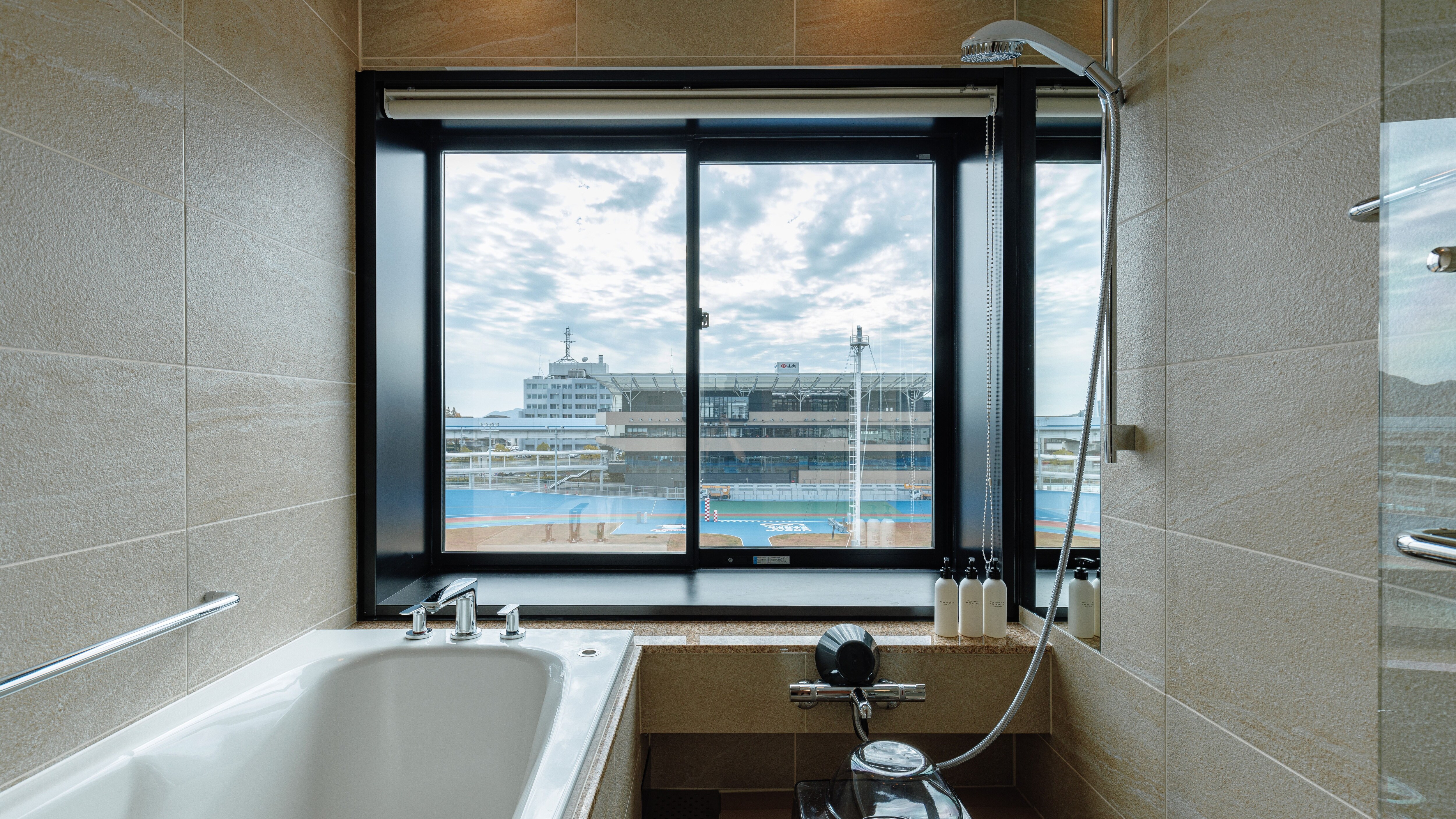 Phòng tắm có tầm nhìn đẹp (Phòng Oval Suite)