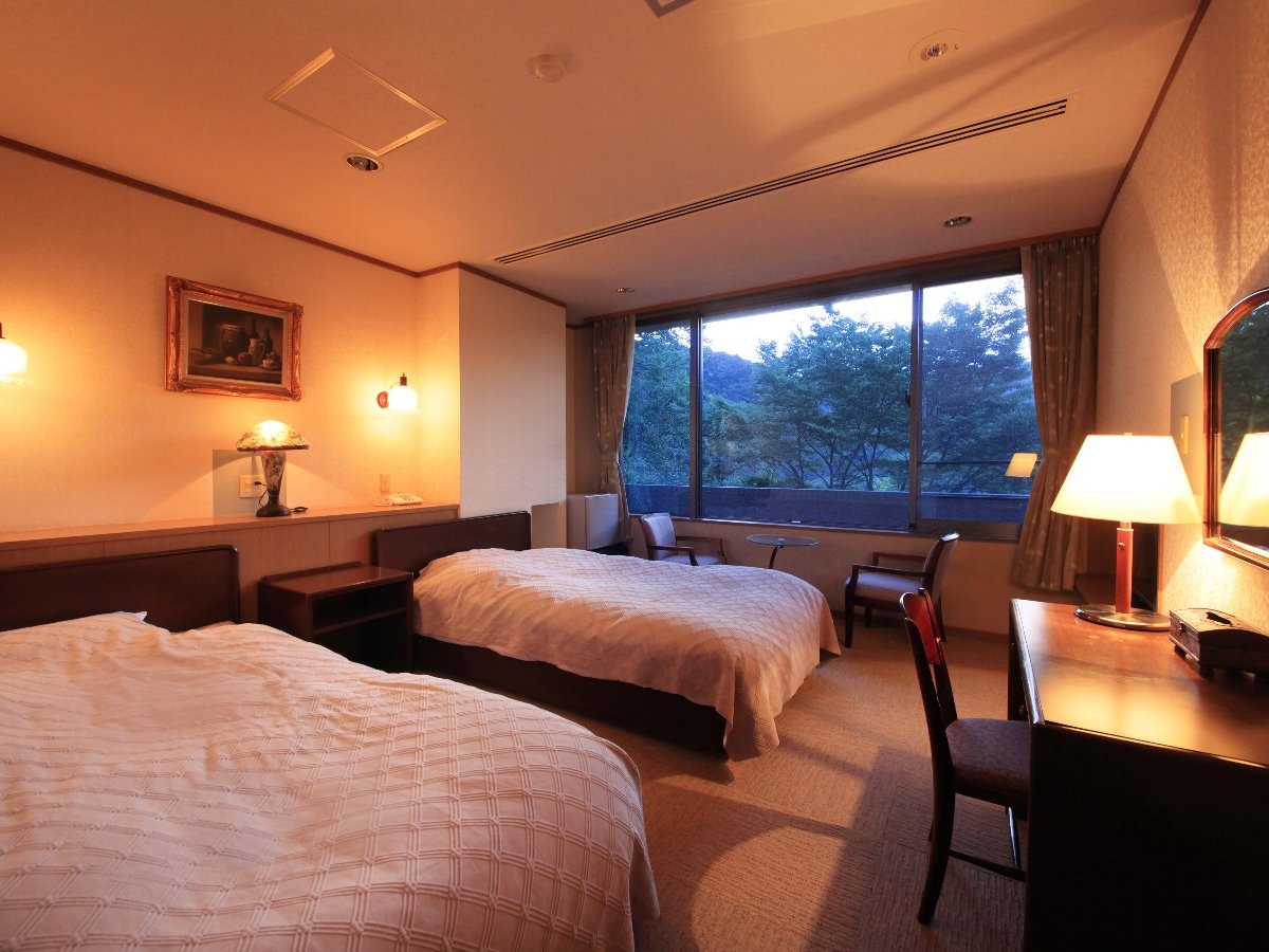 西式房間：從大窗戶可以看到箱根的森林和山脈。房間裡有一個單元浴室