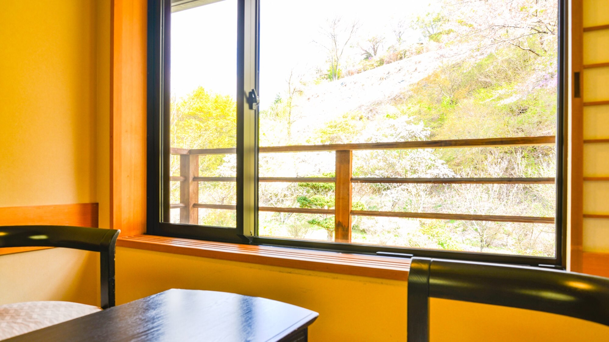*[Hanamiki no Yakata] Enjoy a relaxing stay in a room surrounded by nature where you can feel the changing of the seasons.