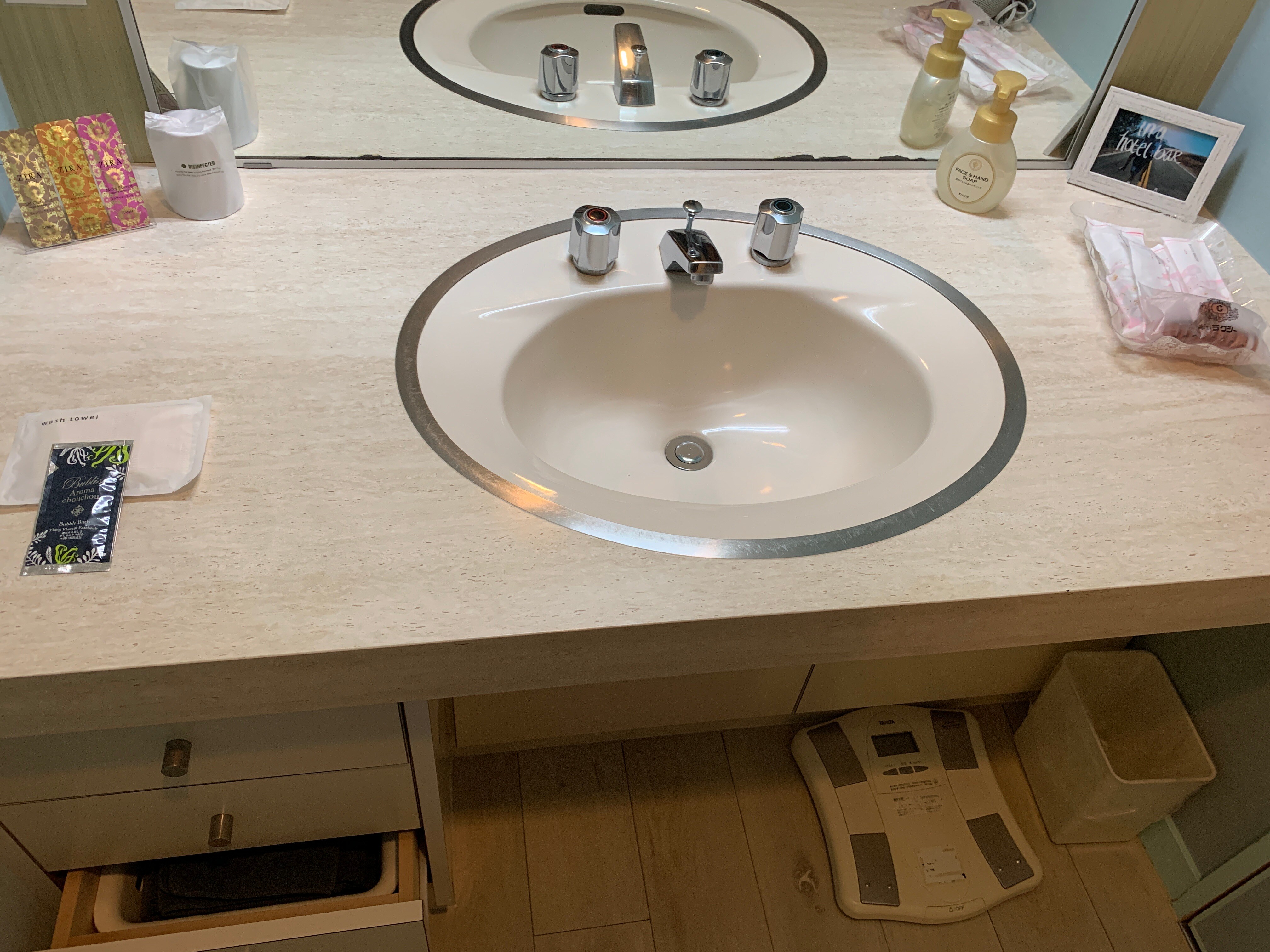 Tiện nghi phòng (bồn rửa mặt)