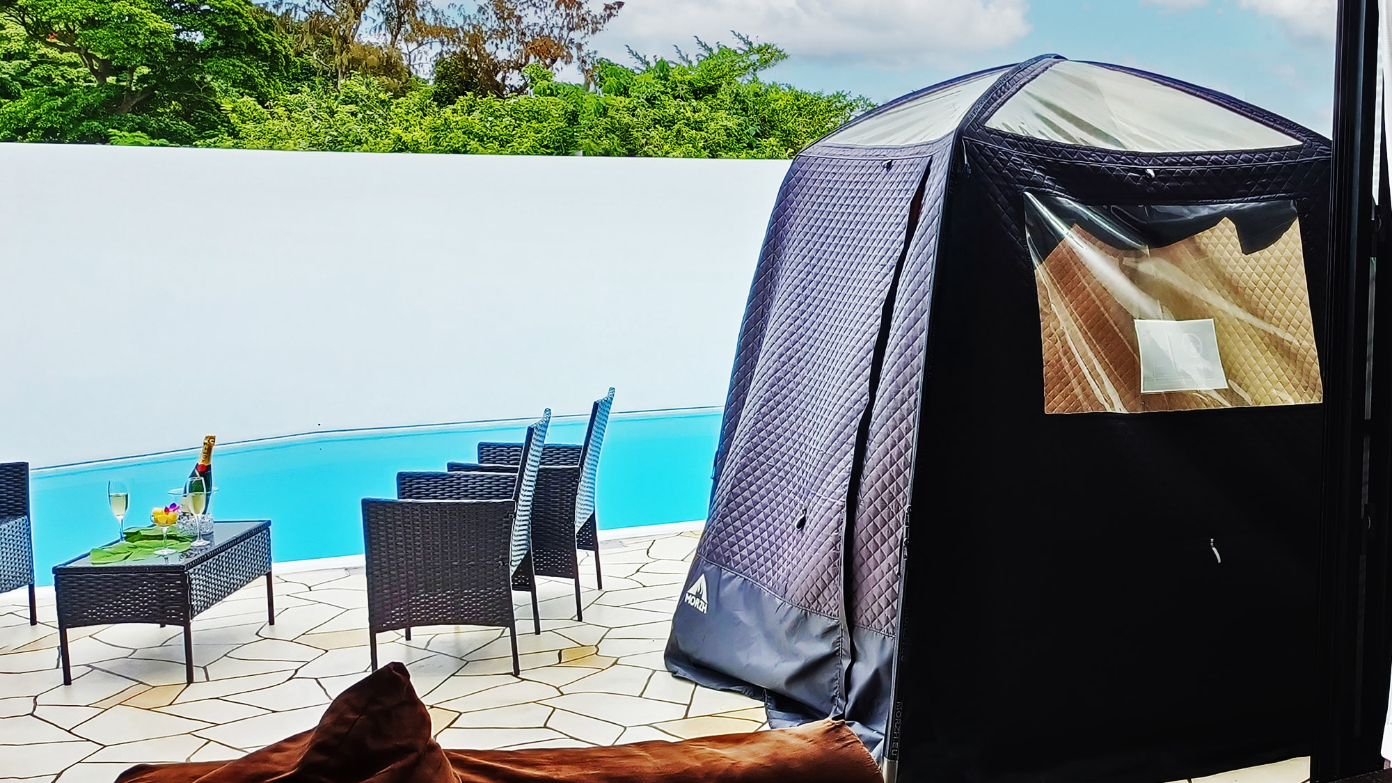 [Executive] Unlike a regular sauna, this is a private privilege reserved only for our customers.